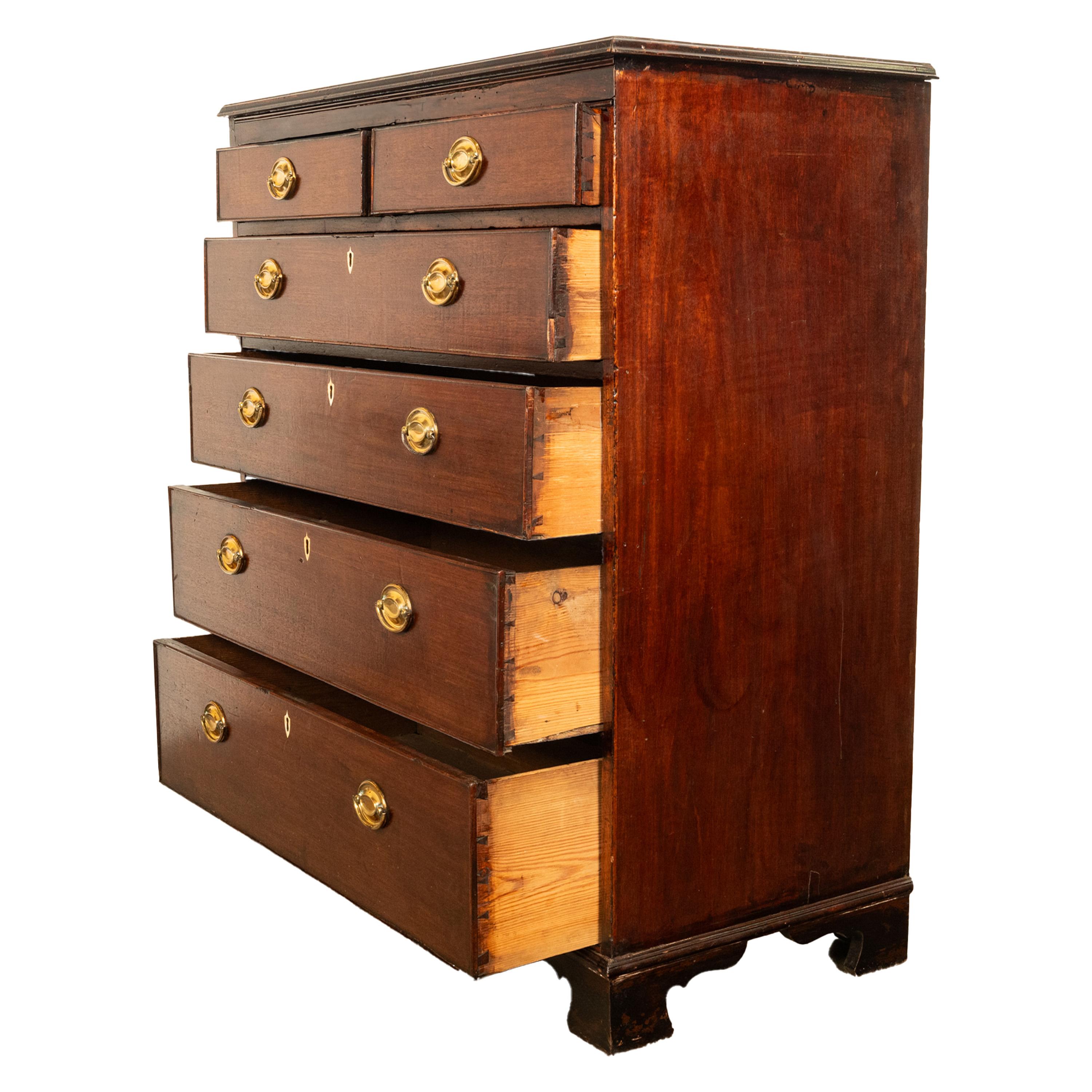Fine XVIII secolo Antico cassettone georgiano del XVIII secolo in mogano con sei cassetti 1790 in vendita