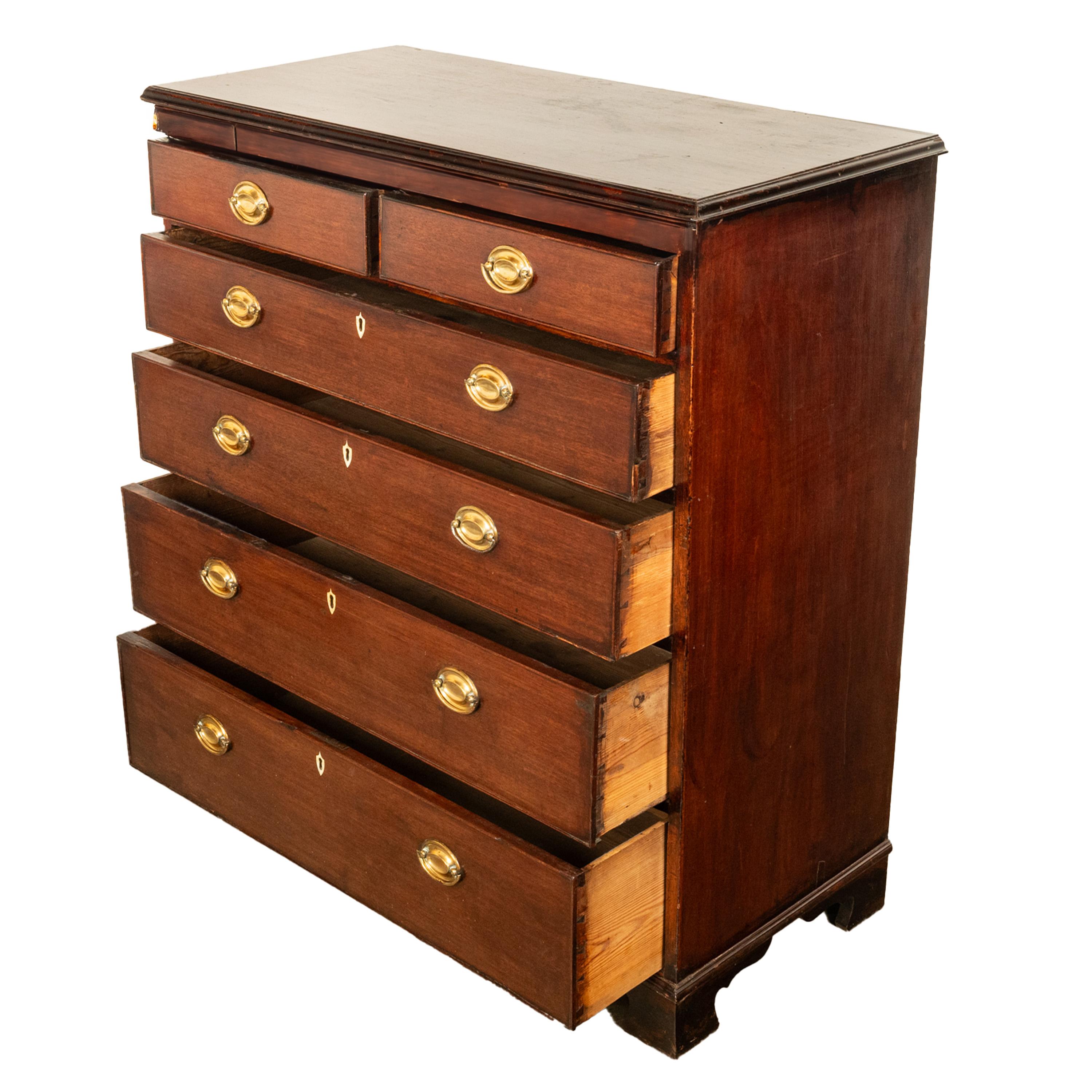 Antico cassettone georgiano del XVIII secolo in mogano con sei cassetti 1790 in vendita 1