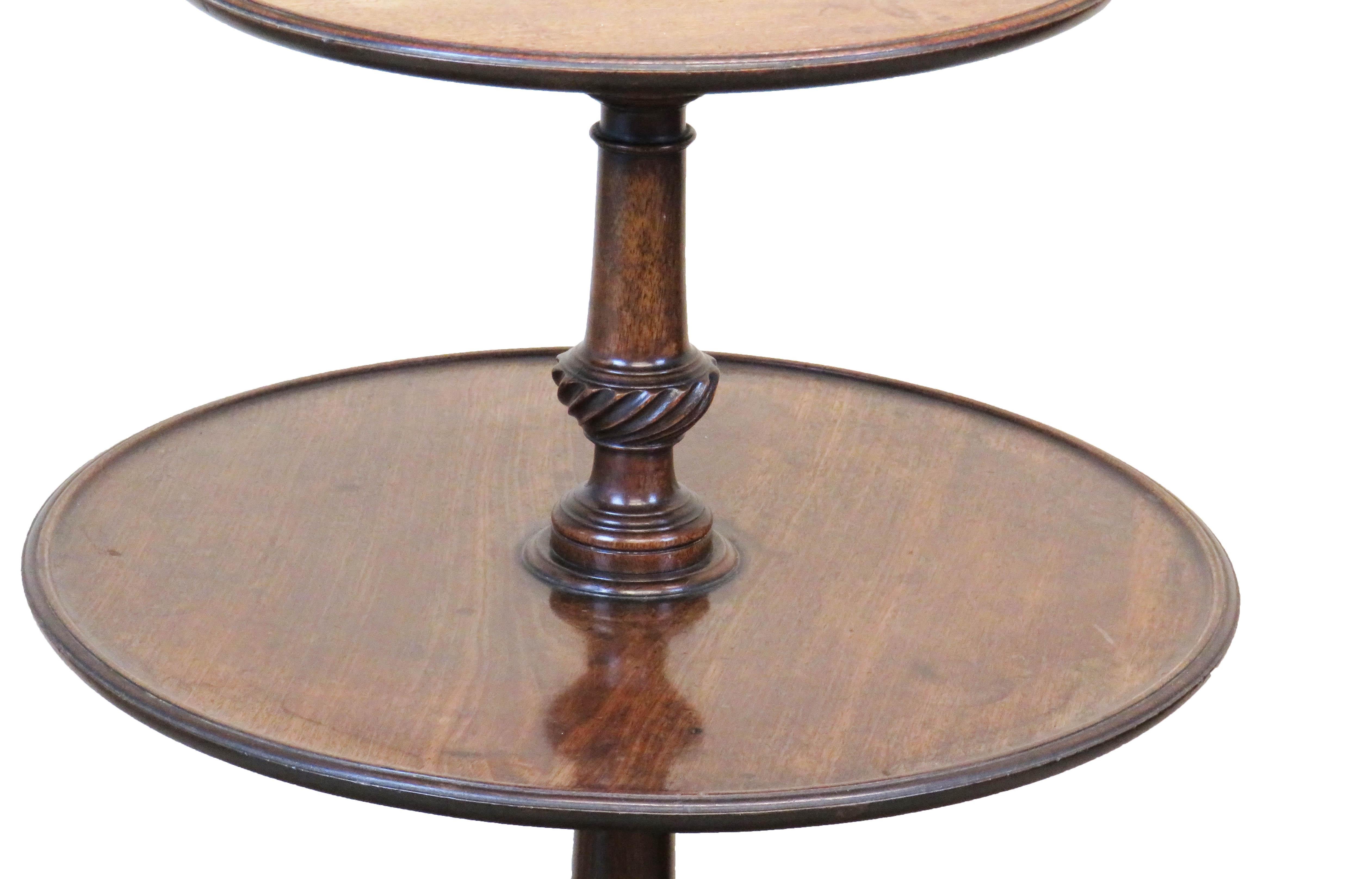 A very good quality 18th century Georgian mahogany dumbwaiter
retaining excellent untouched colour and patina with three graduated
revolving circular dished tiers united by turned central column with
crisply carved decoration raised on elegant