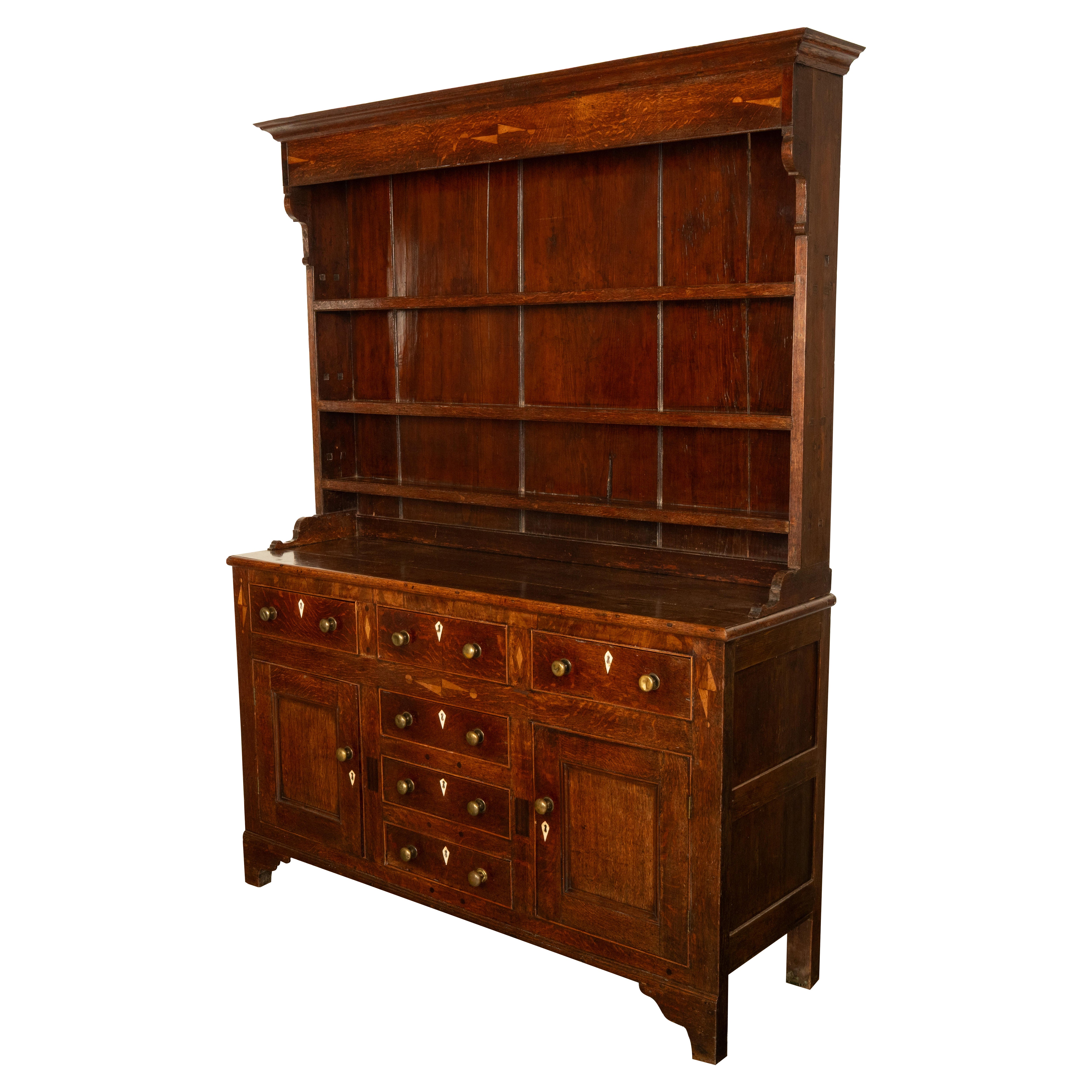 Ancienne commode galloise en chêne marqueté du 18ème siècle, avec porte-assiettes, buffet 1780 en vente