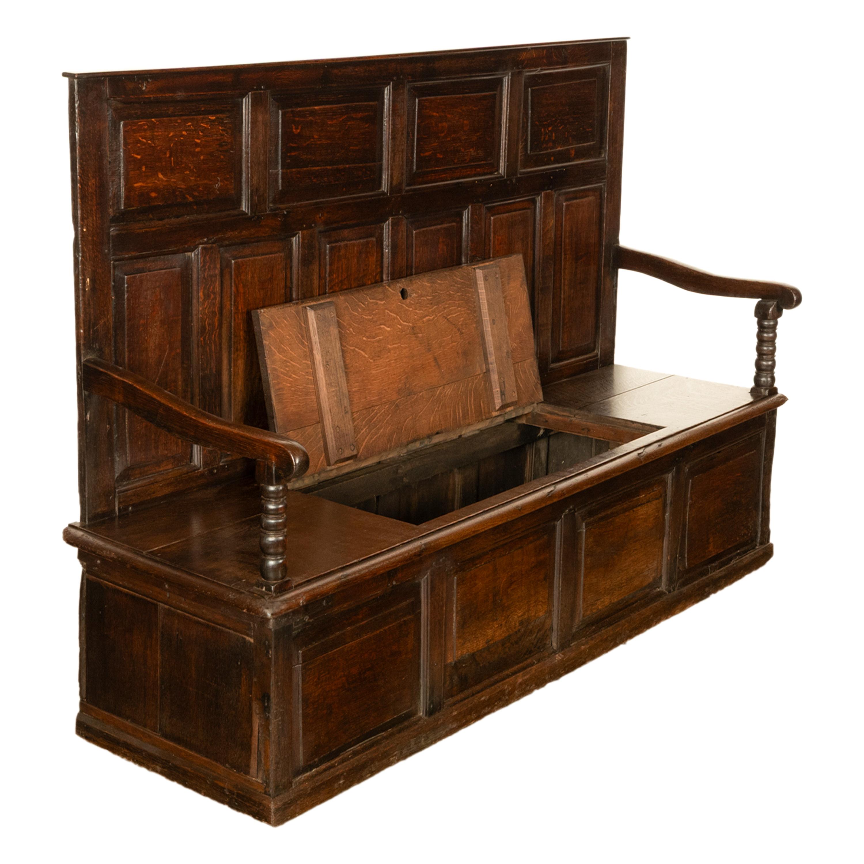 Eine gute George II antike Eiche Taverne Box Settle Bank, um 1750.
Die Ablage hat eine hohe getäfelte Rückwand mit vier horizontalen Feldern und sechs entsprechenden vertikalen Feldern. Die Ablage hat verschnörkelte Arme an jeder Seite, die von