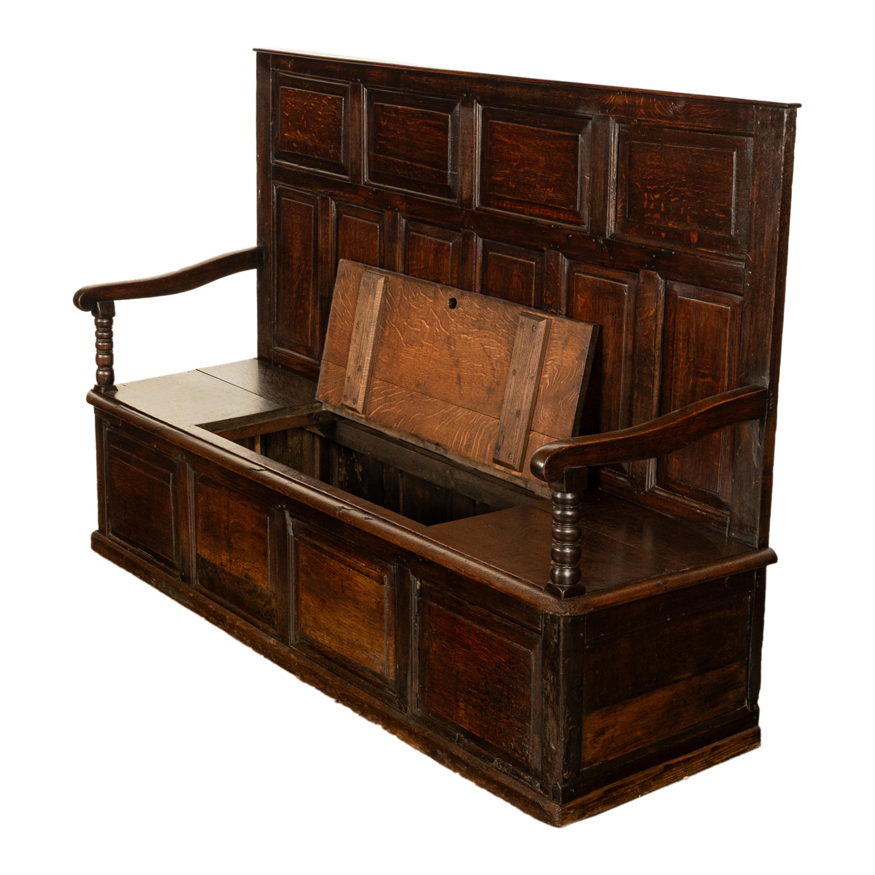 Antike georgianische Eichenholz getäfelte Schachtel Pub Tavern Settle Bench aus dem 18. Jahrhundert 1750 (Tischlerei) im Angebot