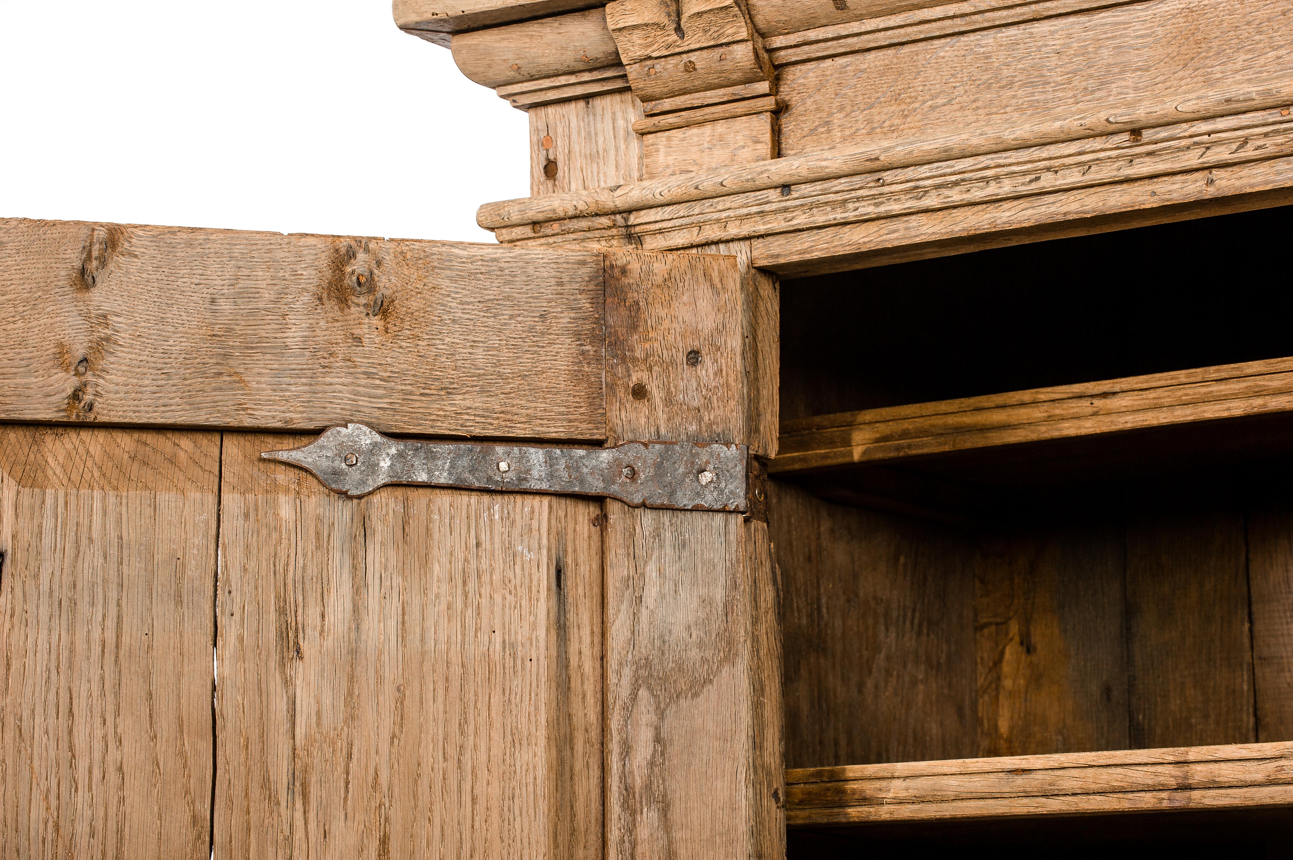 Armoire baroque allemande d'antiquités du 18ème siècle en chêne rayé à deux portes en vente 2