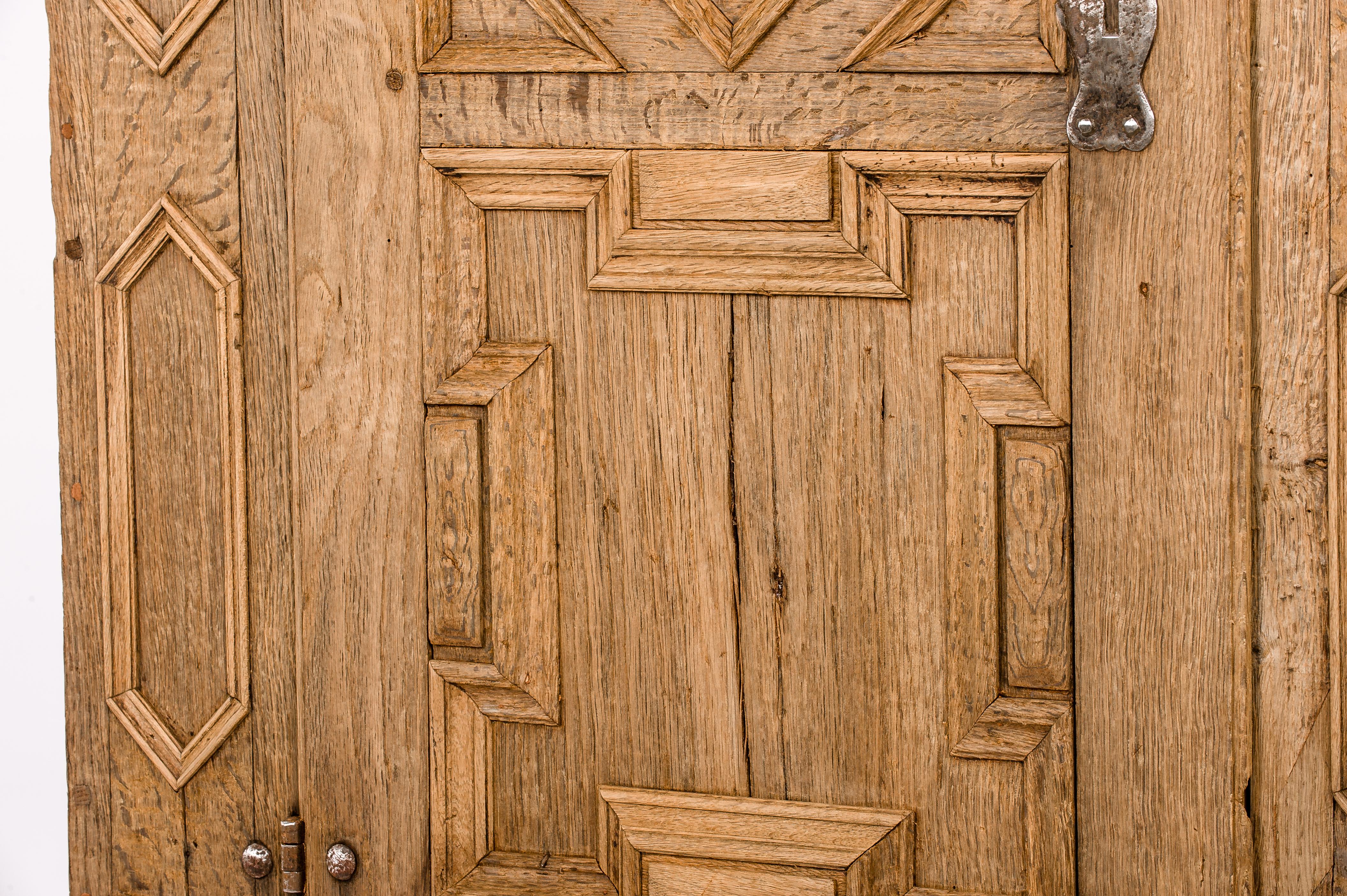 Antique 18th Century German Baroque Stripped Oak Two-Door Wardrobe Cupboard In Good Condition For Sale In Casteren, NL