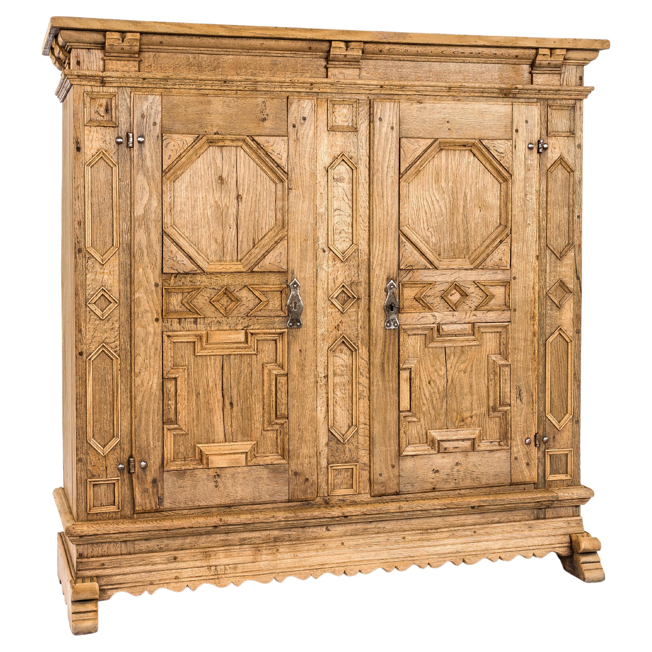 Armoire baroque allemande d'antiquités du 18ème siècle en chêne rayé à deux portes