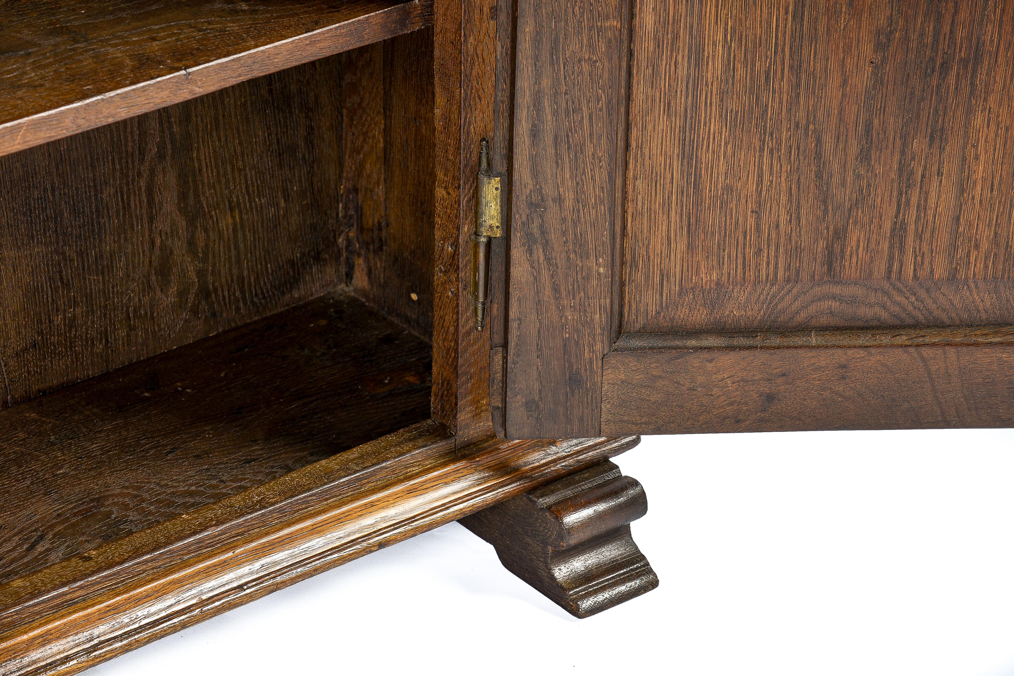 Antique 18th-Century German Honey Color Oak Two-Door Hall Cabinet In Good Condition In Casteren, NL
