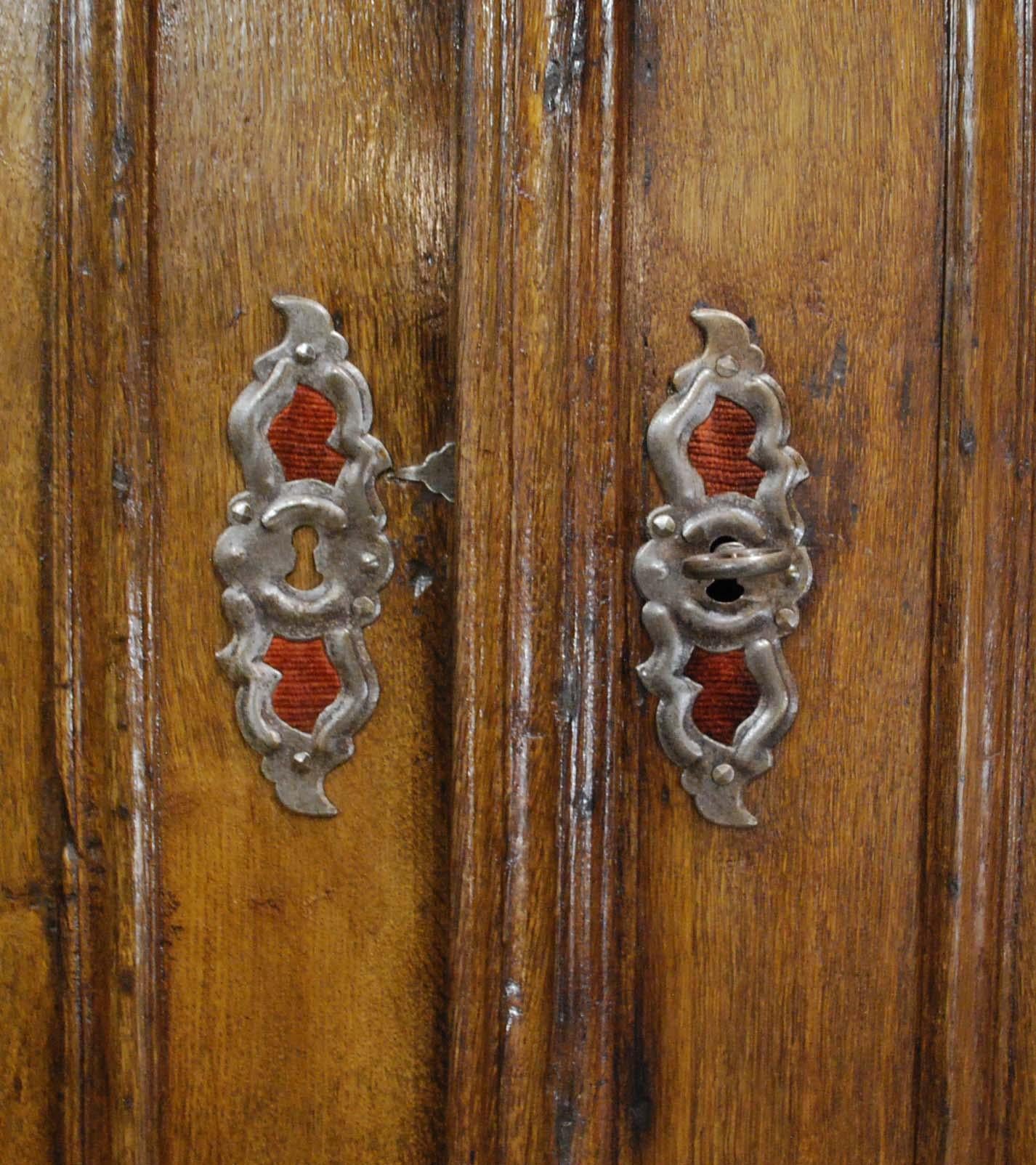 Antique 18th Century German Oak Two-Door Cabinet or Wardrobe For Sale 5