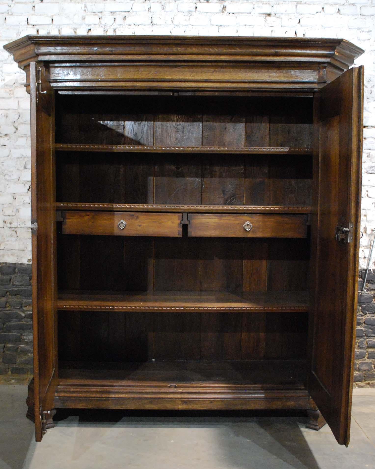 Antique 18th Century German Oak Two-Door Cabinet or Wardrobe In Good Condition For Sale In Casteren, NL