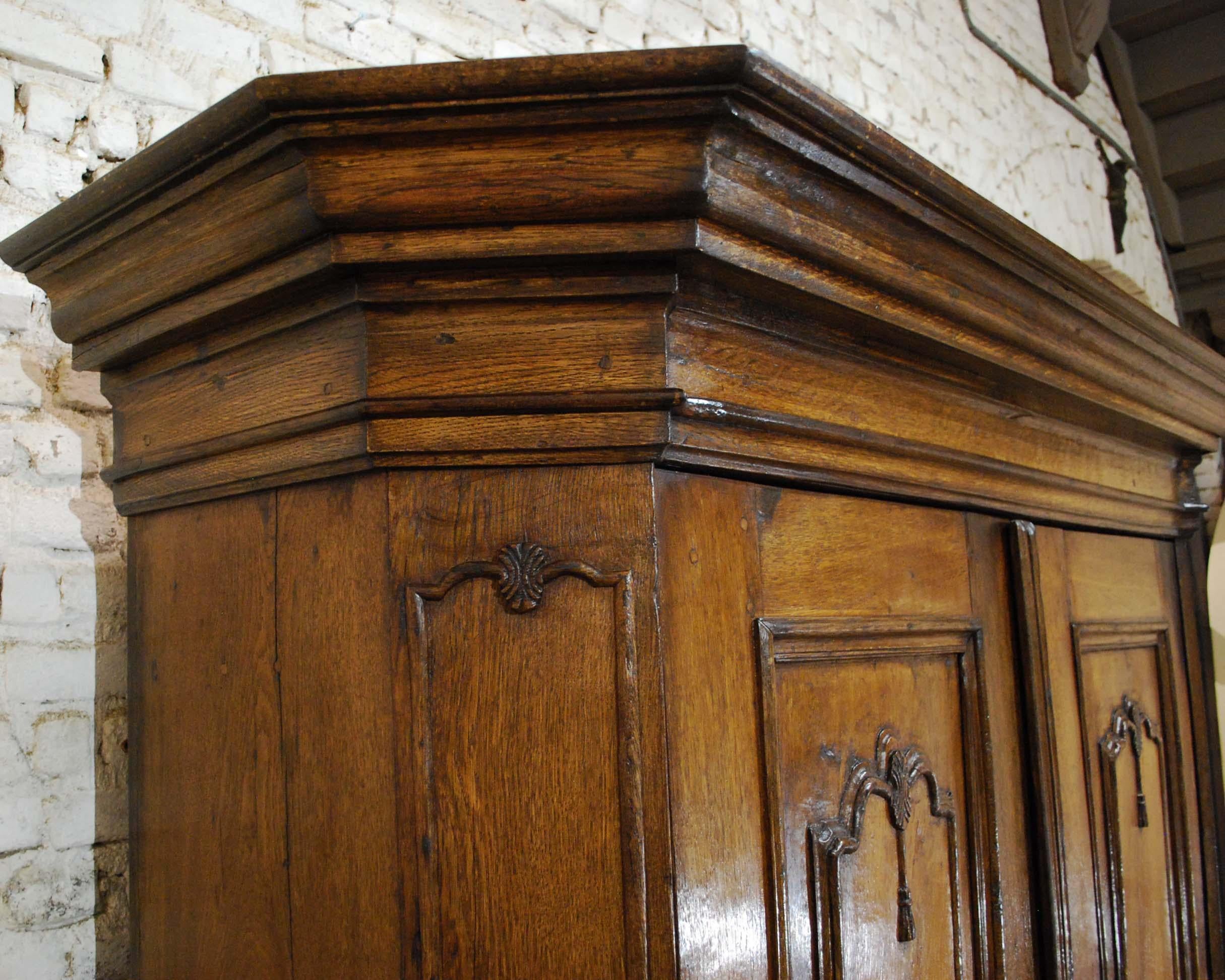 Antique 18th Century German Oak Two-Door Cabinet or Wardrobe For Sale 3