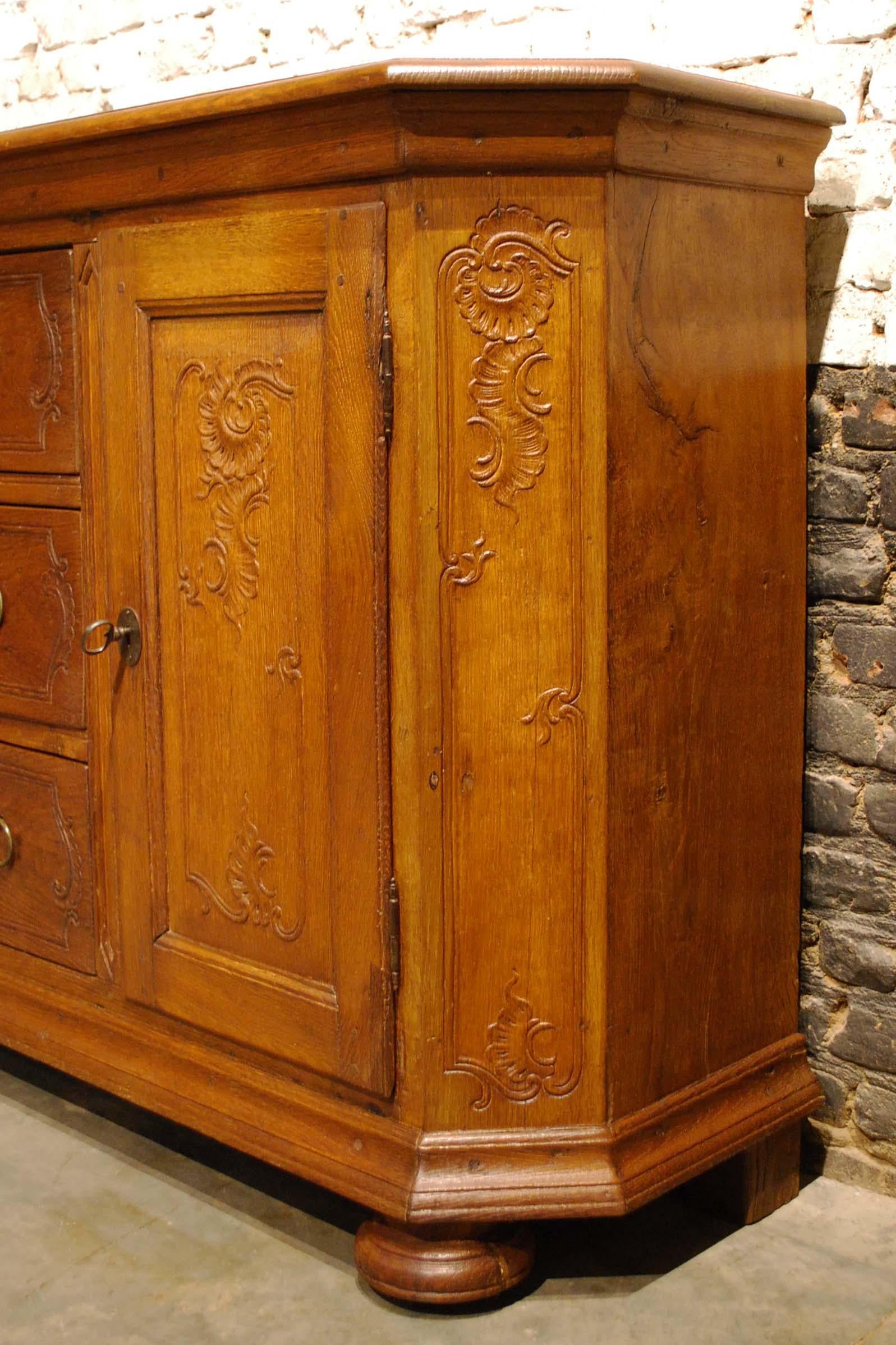 Hand-Carved Antique 18th Century German Solid Oak Honey Color Buffet For Sale