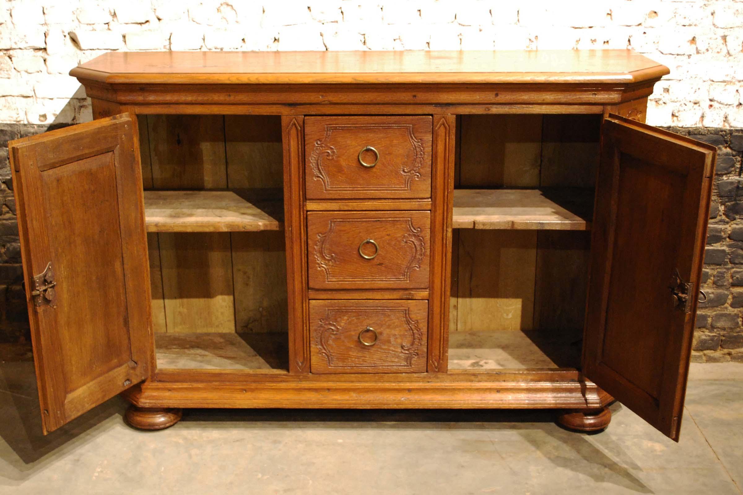 Antique 18th Century German Solid Oak Honey Color Buffet In Good Condition For Sale In Casteren, NL