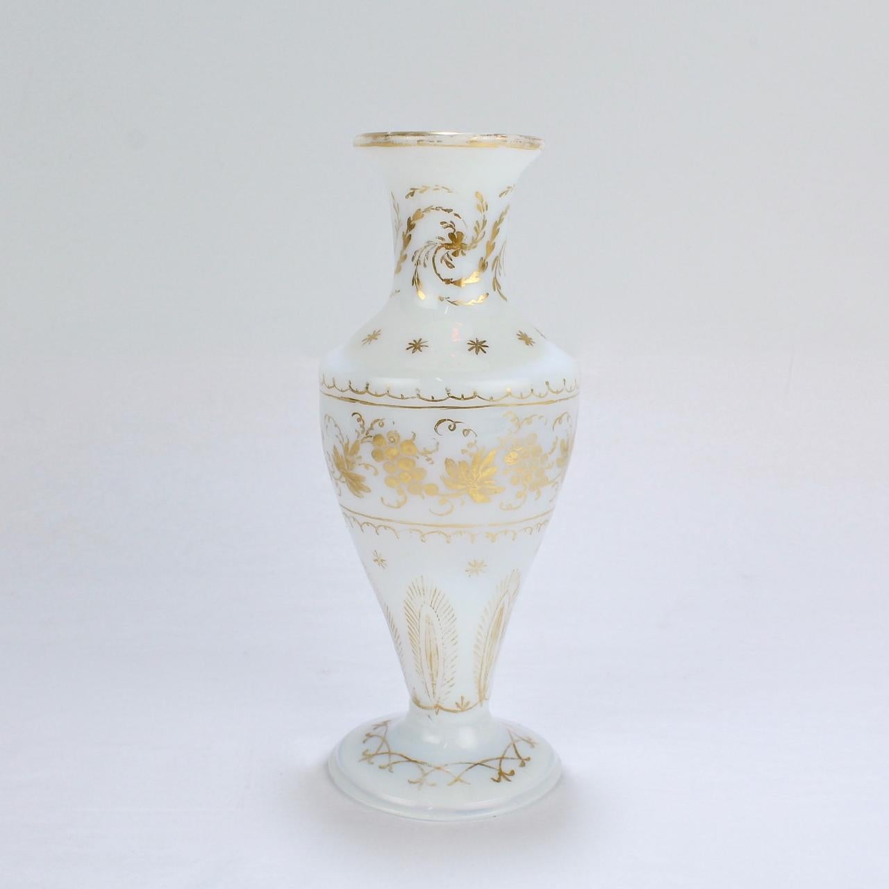 Un beau et rare vase en verre blanc opaque décoré à la manière de James Giles.

D'origine anglaise ou éventuellement continentale. (Milchglas de Bohème ou allemand).

La base présente une marque de pontilage grossière.

Hauteur : environ 7 1/4