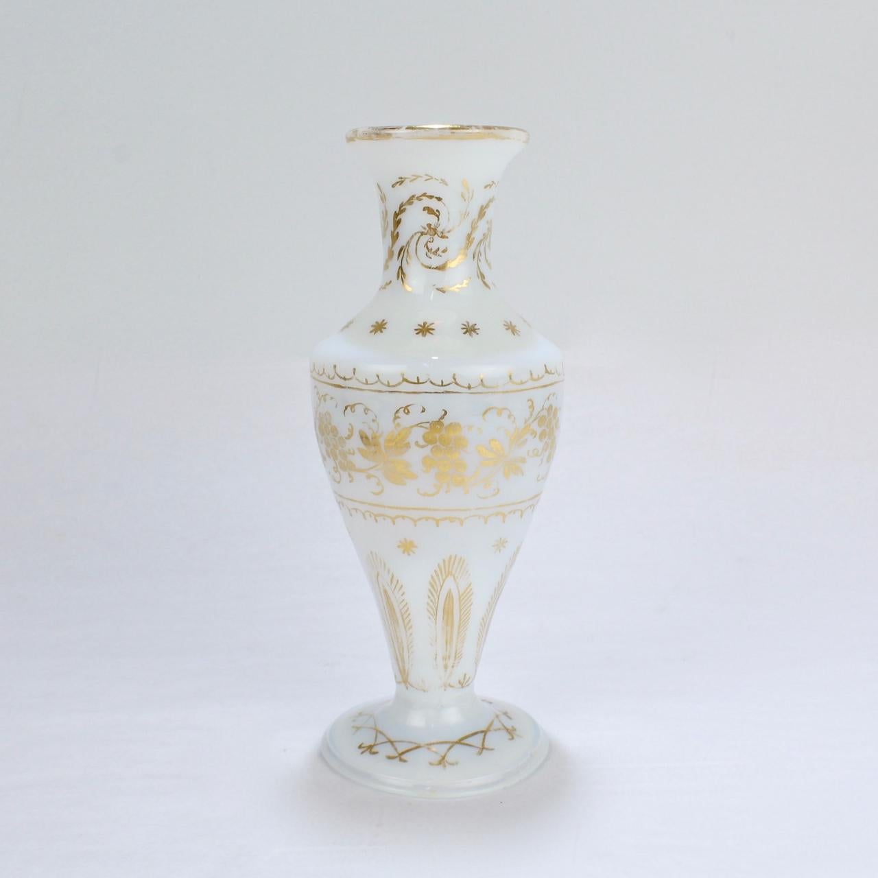 George II Vase ancien en verre dépoli blanc doré du 18ème siècle à la manière de James Giles en vente
