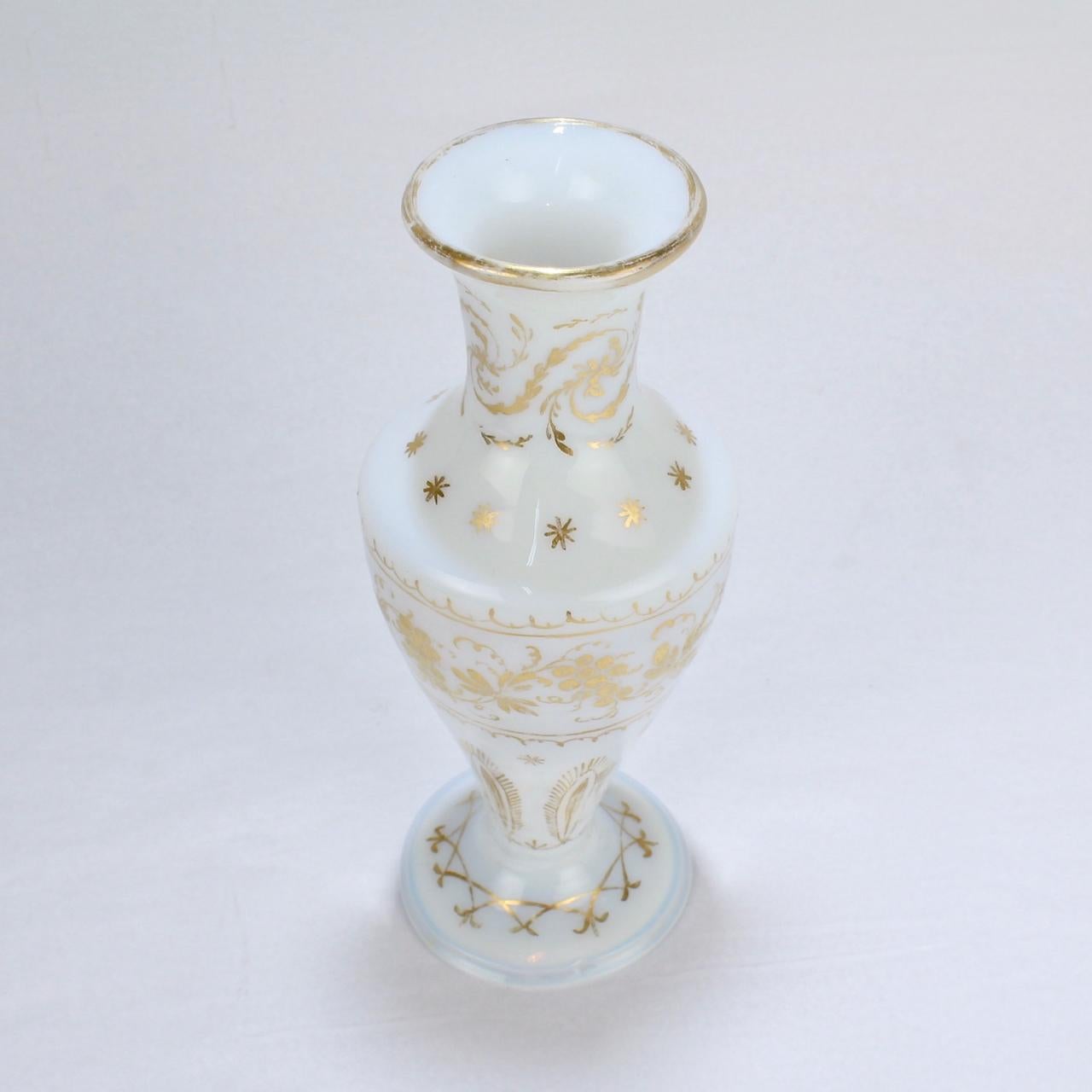 Doré Vase ancien en verre dépoli blanc doré du 18ème siècle à la manière de James Giles en vente