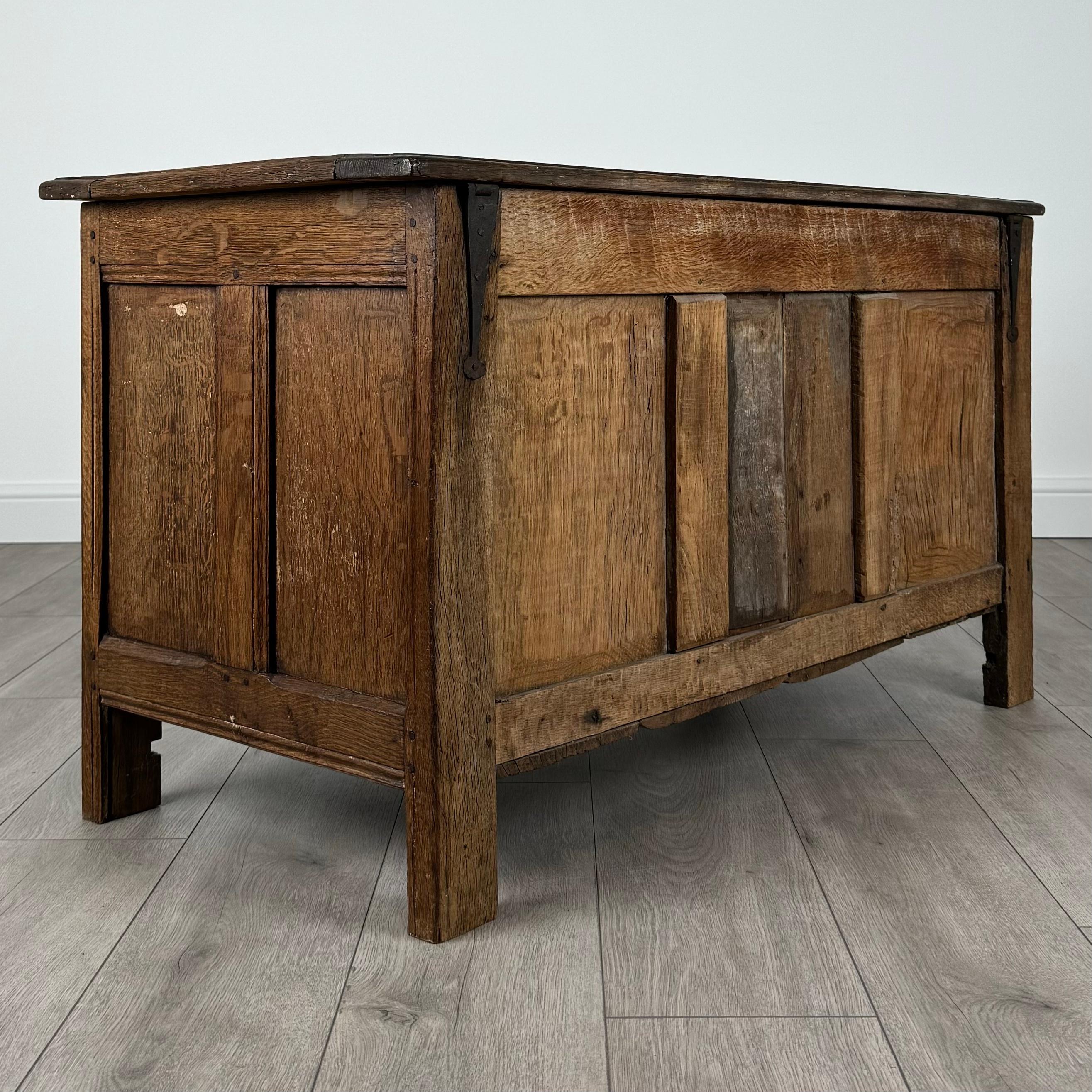 Fino al XVIII secolo Antico forziere di buona qualità del XVIII secolo in Oak ( REF AFS-3511 ) in vendita