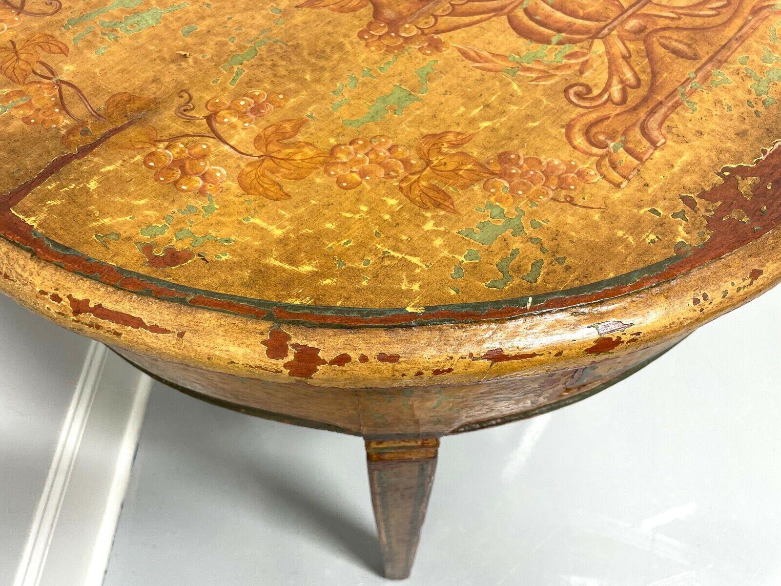 Autre Ancienne table d'appoint ronde peinte à la main du 18ème siècle en vente