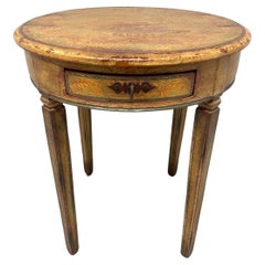 Antigua mesa de centro redonda pintada a mano del siglo XVIII