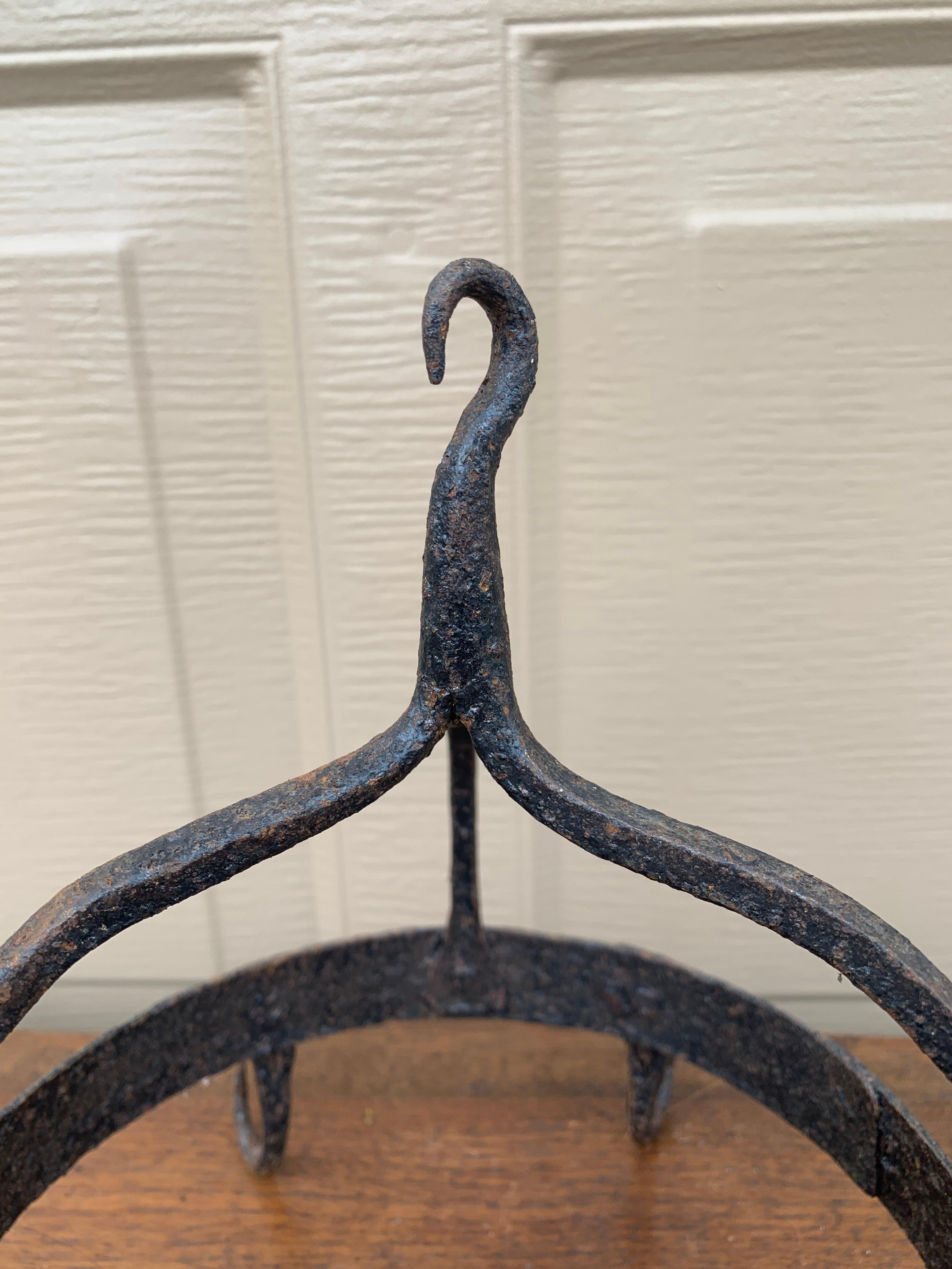 Ancien porte-gibier ou porte-pot en fer forgé à la main du 18e siècle en vente 6