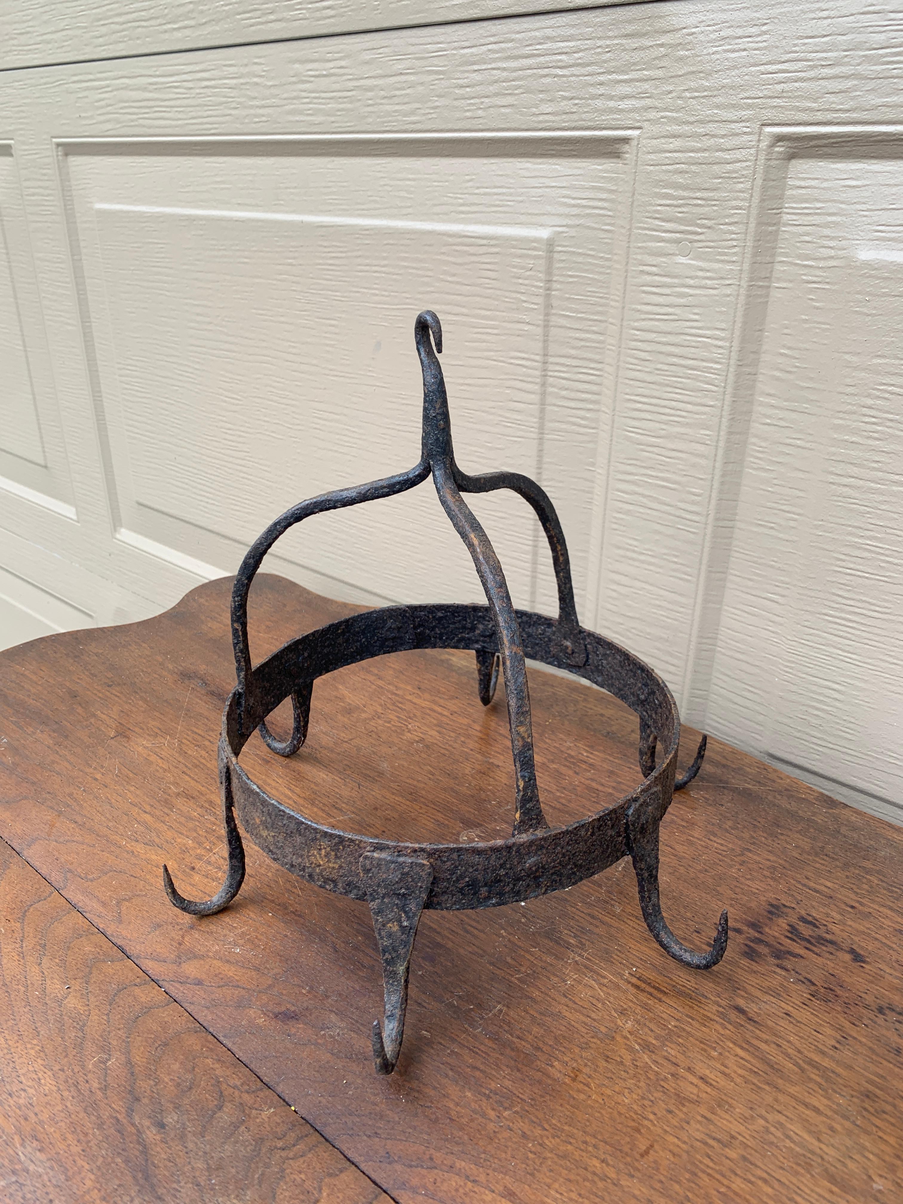 Country Ancien porte-gibier ou porte-pot en fer forgé à la main du 18e siècle en vente