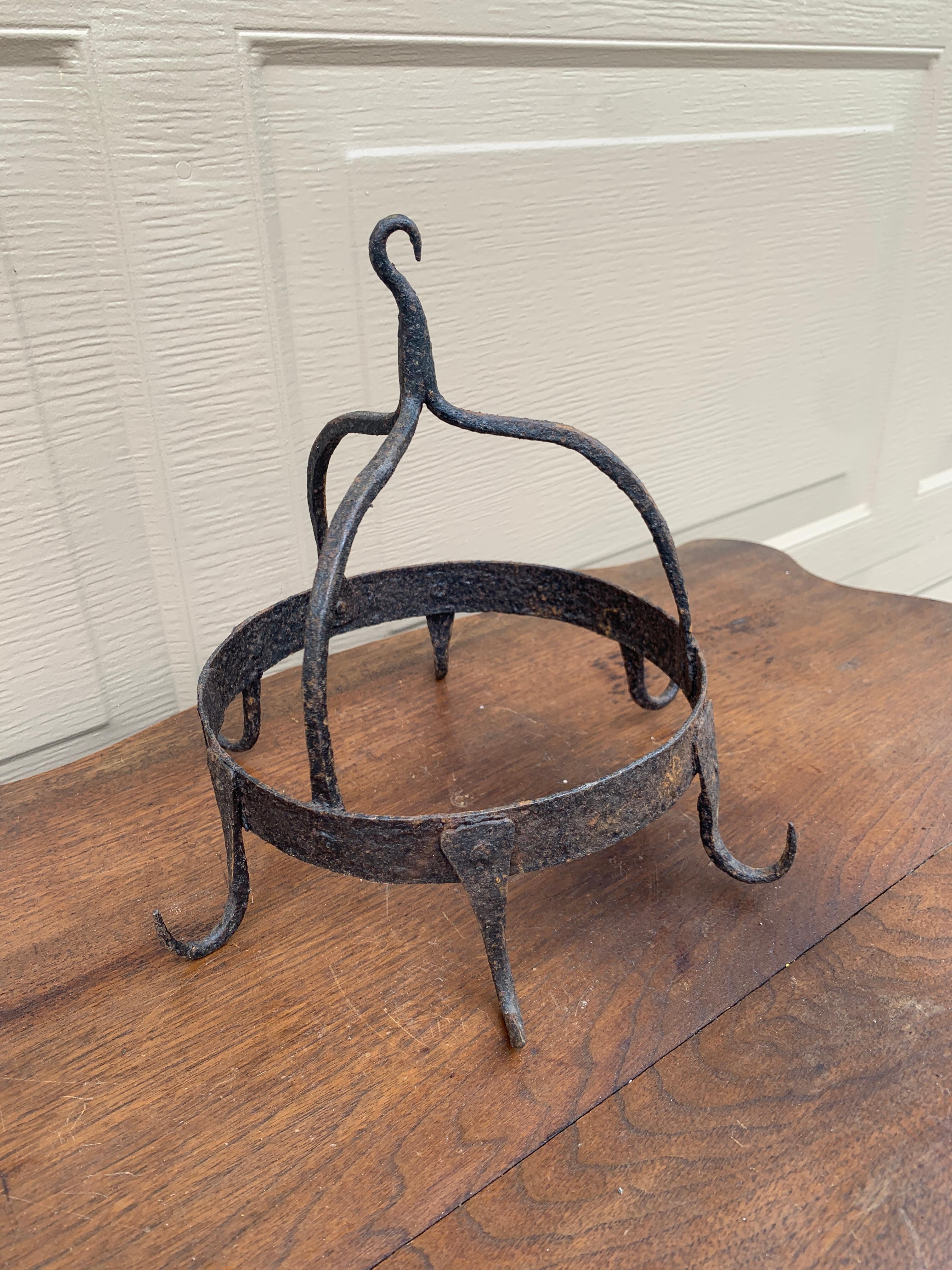 Anglais Ancien porte-gibier ou porte-pot en fer forgé à la main du 18e siècle en vente