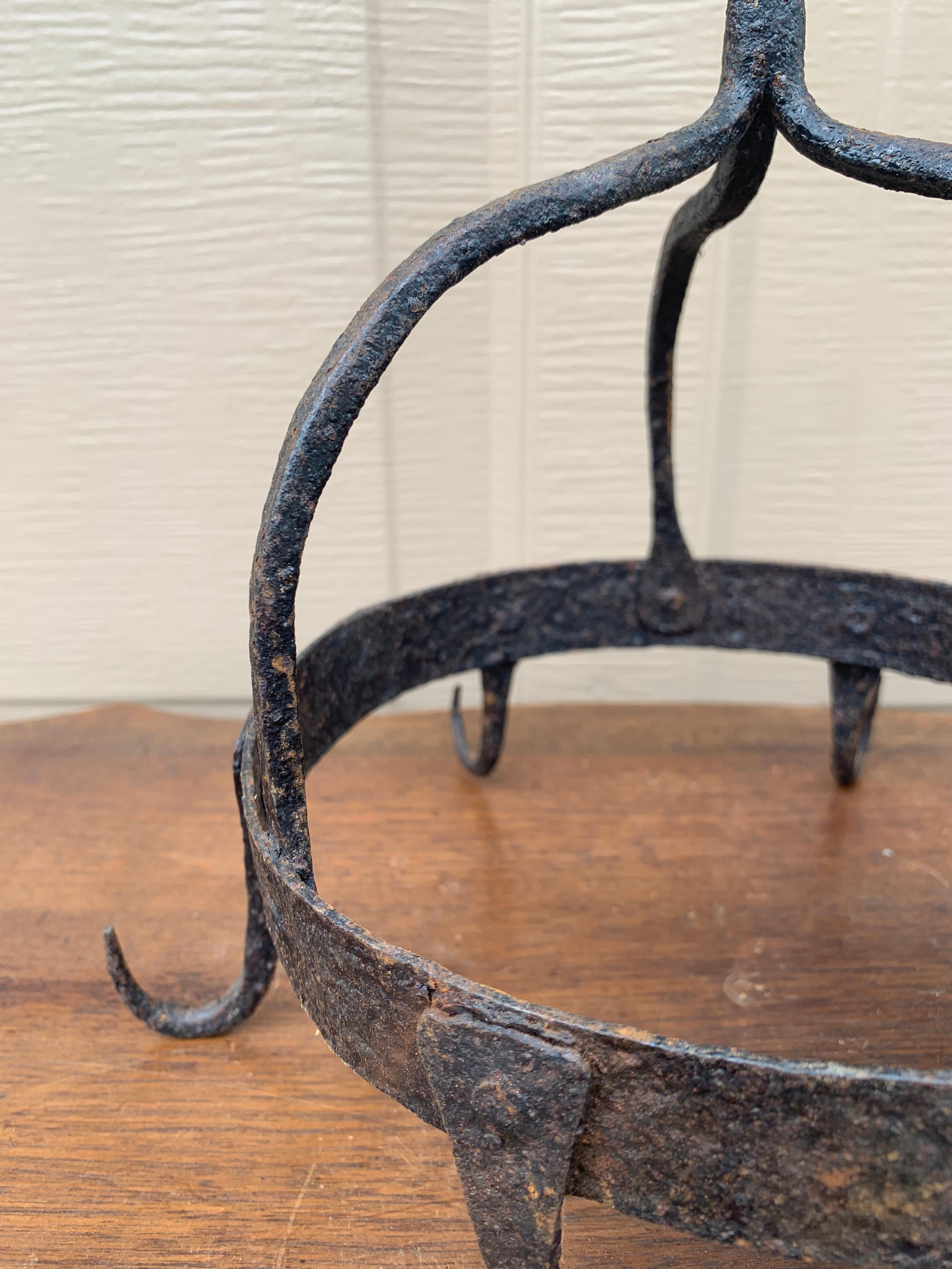 XVIIIe siècle Ancien porte-gibier ou porte-pot en fer forgé à la main du 18e siècle en vente