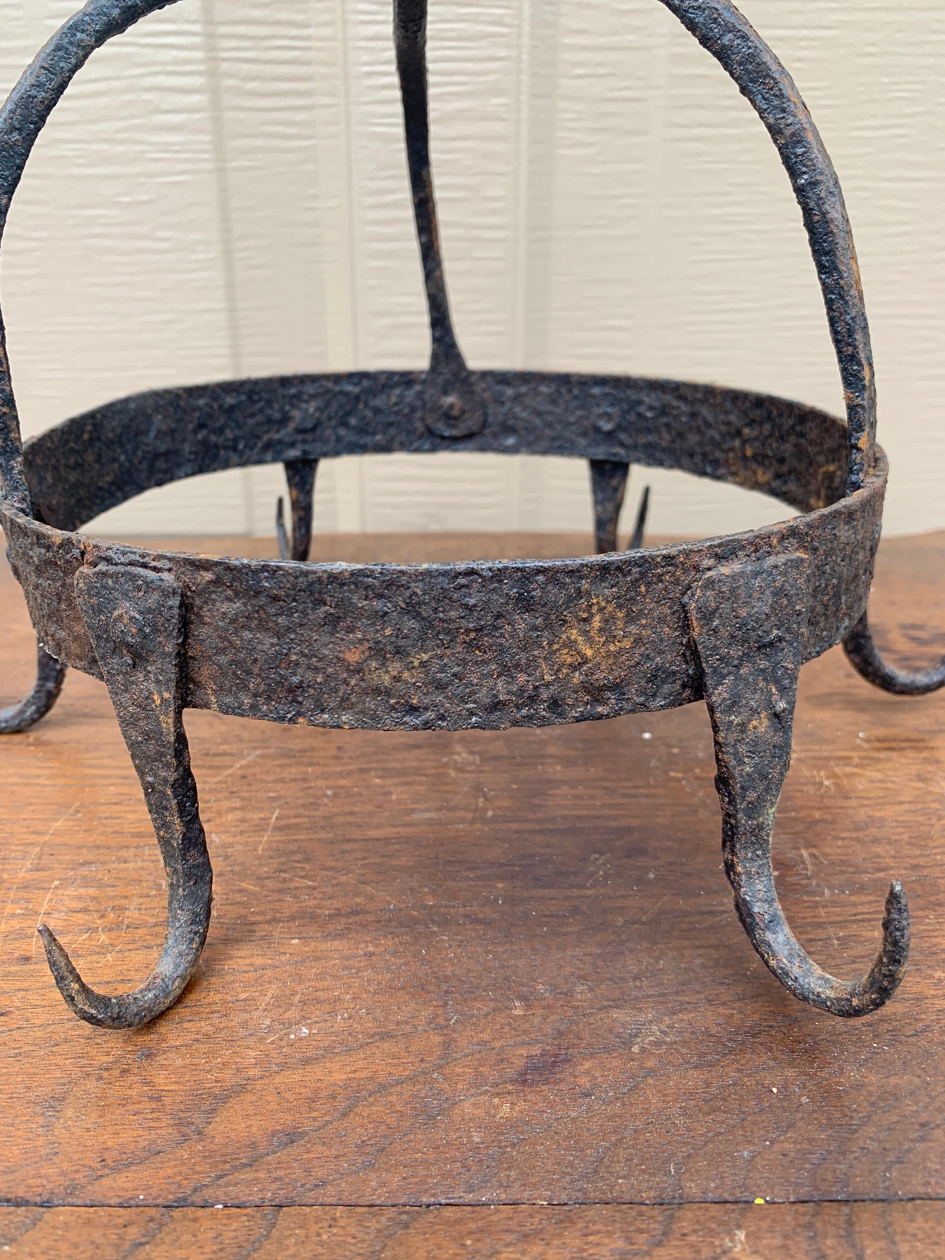 Fer forgé Ancien porte-gibier ou porte-pot en fer forgé à la main du 18e siècle en vente
