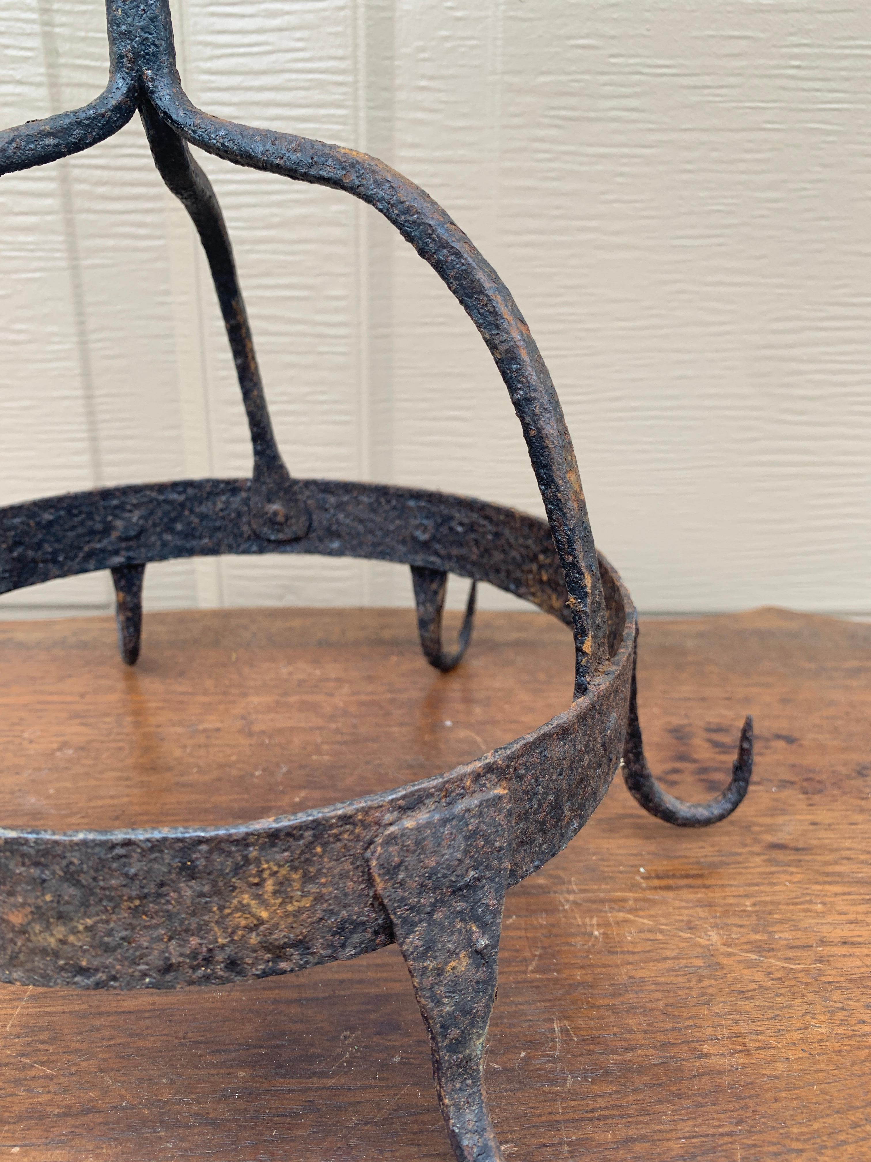 Ancien porte-gibier ou porte-pot en fer forgé à la main du 18e siècle en vente 1