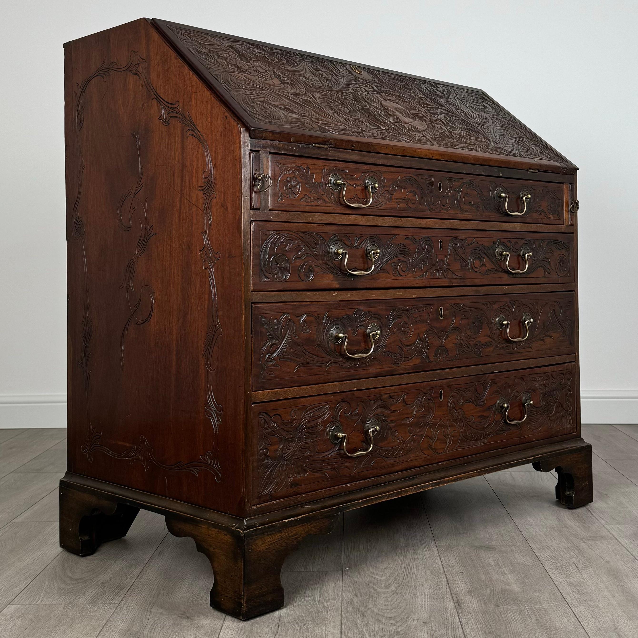 Bureau ancien du 18ème siècle en chêne fortement sculpté (REF AF-3520) en vente 4