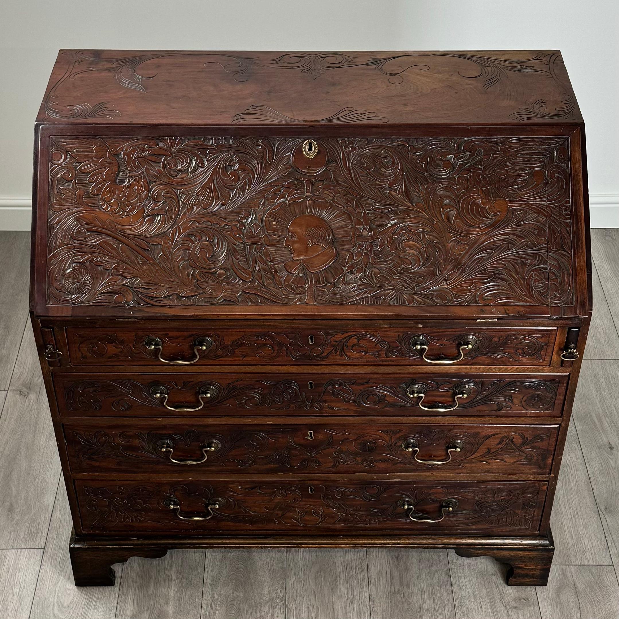 Bureau ancien du 18ème siècle en chêne fortement sculpté (REF AF-3520) en vente 5