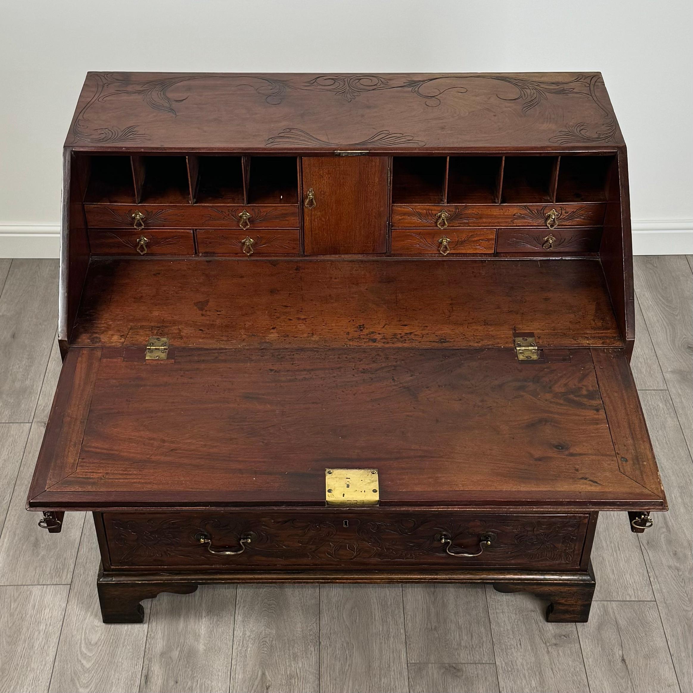 Bureau ancien du 18ème siècle en chêne fortement sculpté (REF AF-3520) en vente 6