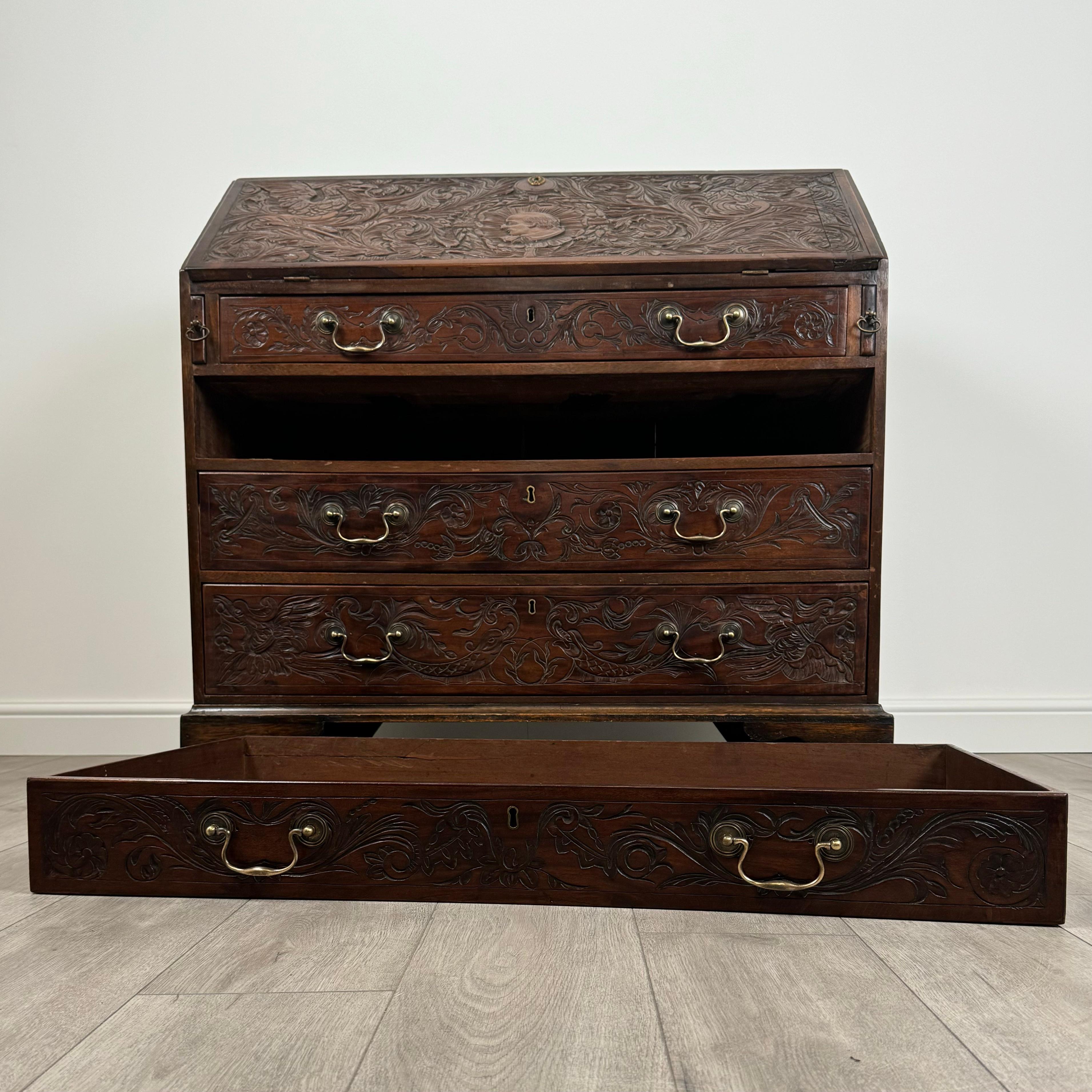 Bureau ancien du 18ème siècle en chêne fortement sculpté (REF AF-3520) en vente 7