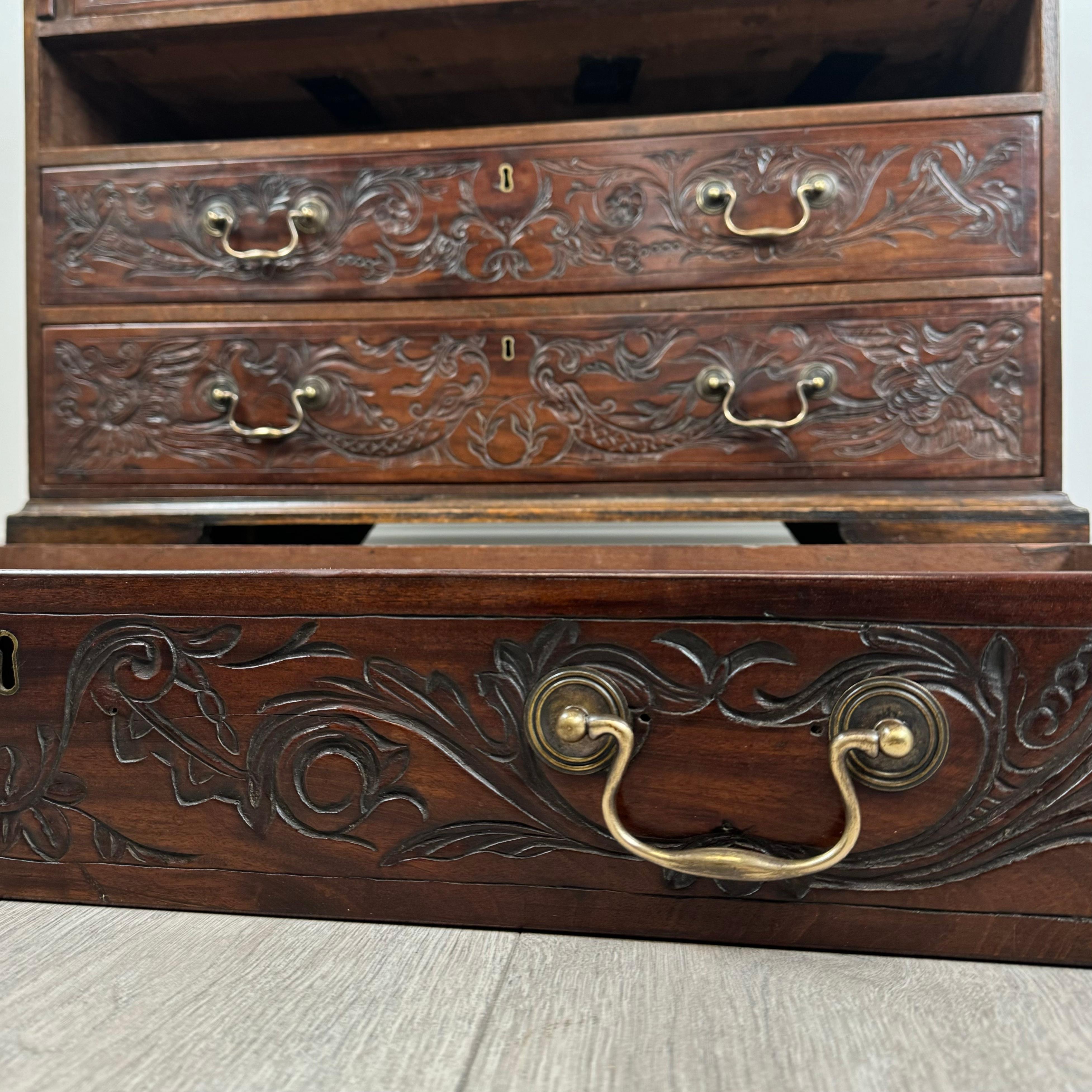 Bureau ancien du 18ème siècle en chêne fortement sculpté (REF AF-3520) en vente 8