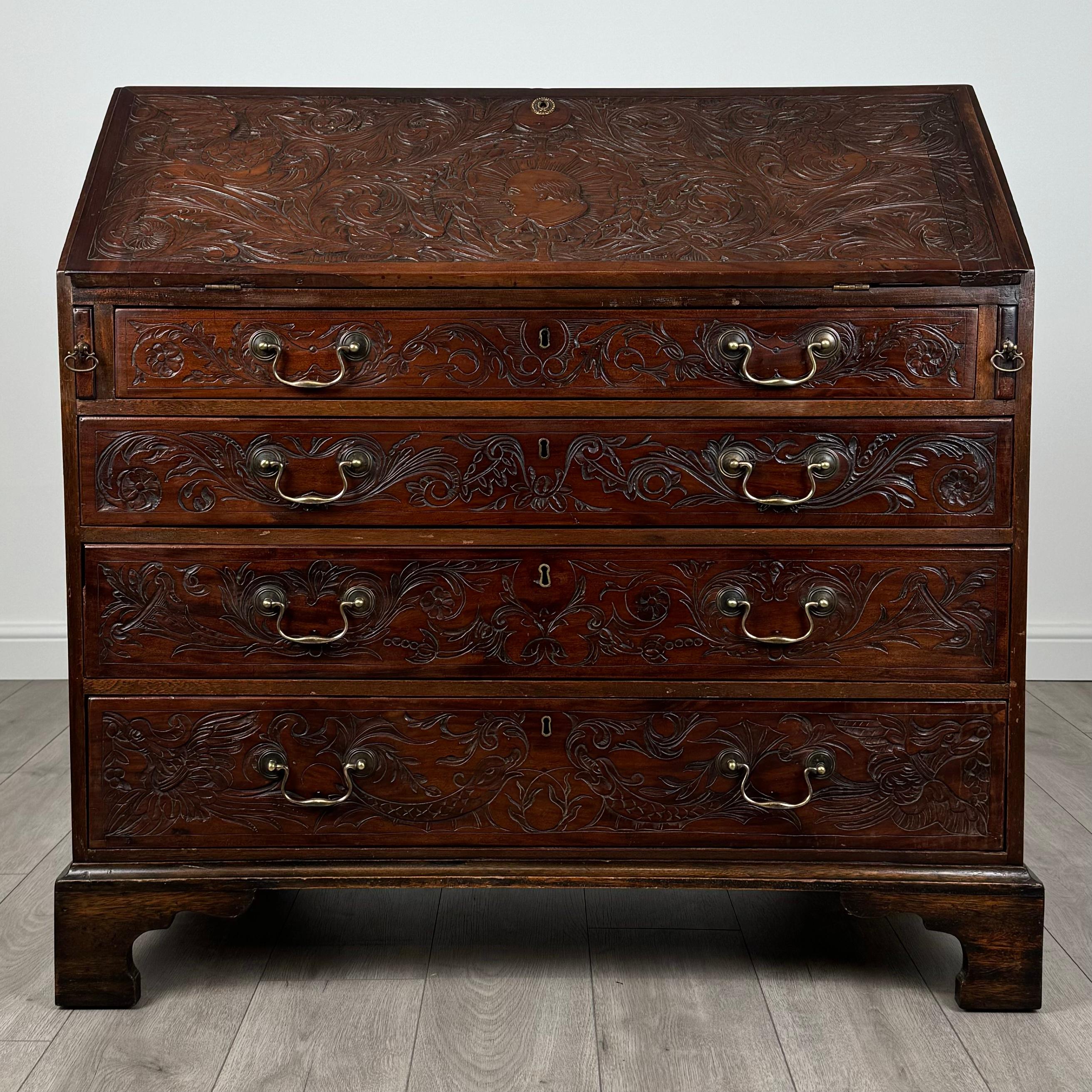 Cet exceptionnel bureau ancien en chêne du XVIIIe siècle est un meuble remarquable, qui présente des sculptures complexes et lourdes sur toute sa surface, soulignant l'habileté et le talent de son artisan. 
Le bureau repose solidement sur des pieds