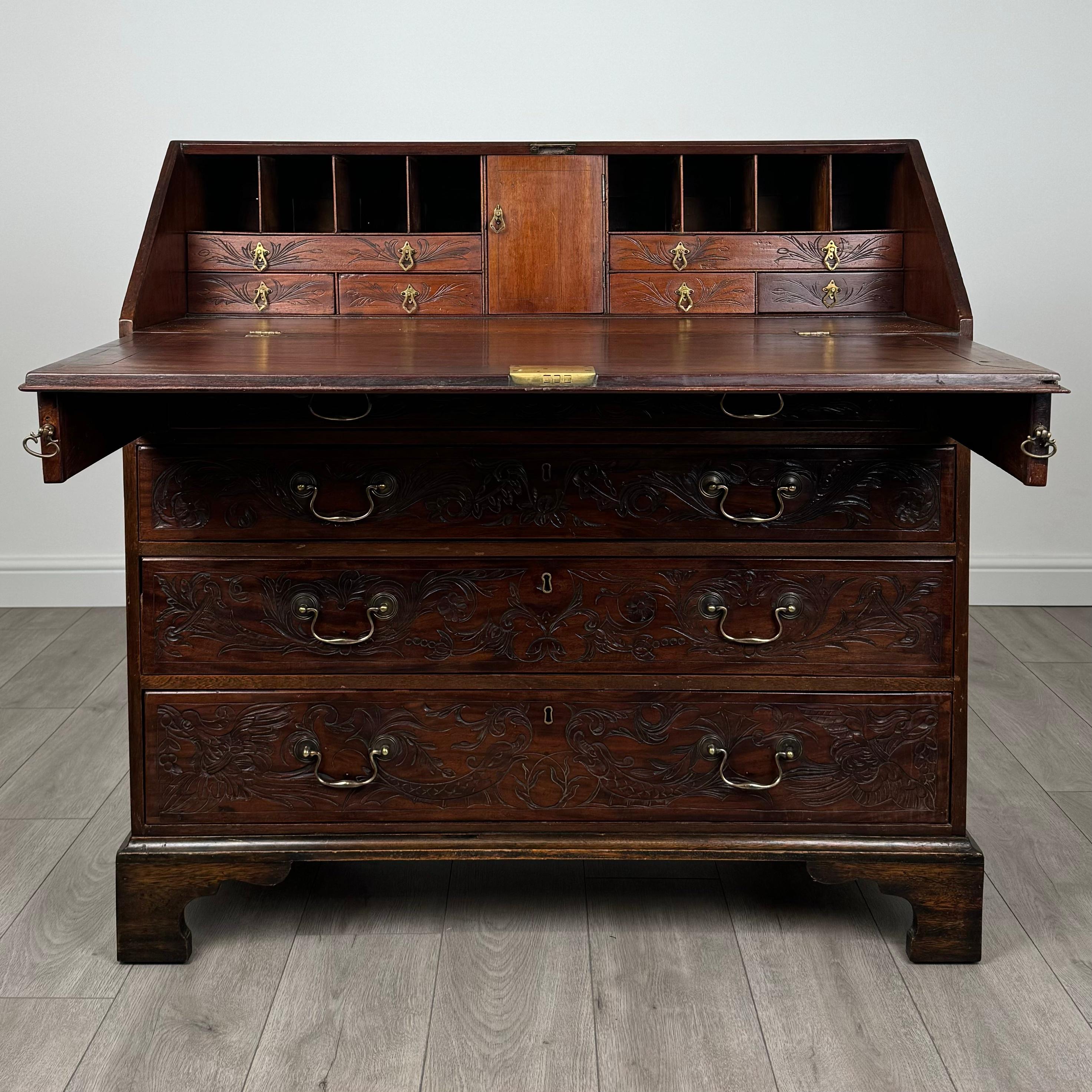 Britannique Bureau ancien du 18ème siècle en chêne fortement sculpté (REF AF-3520) en vente
