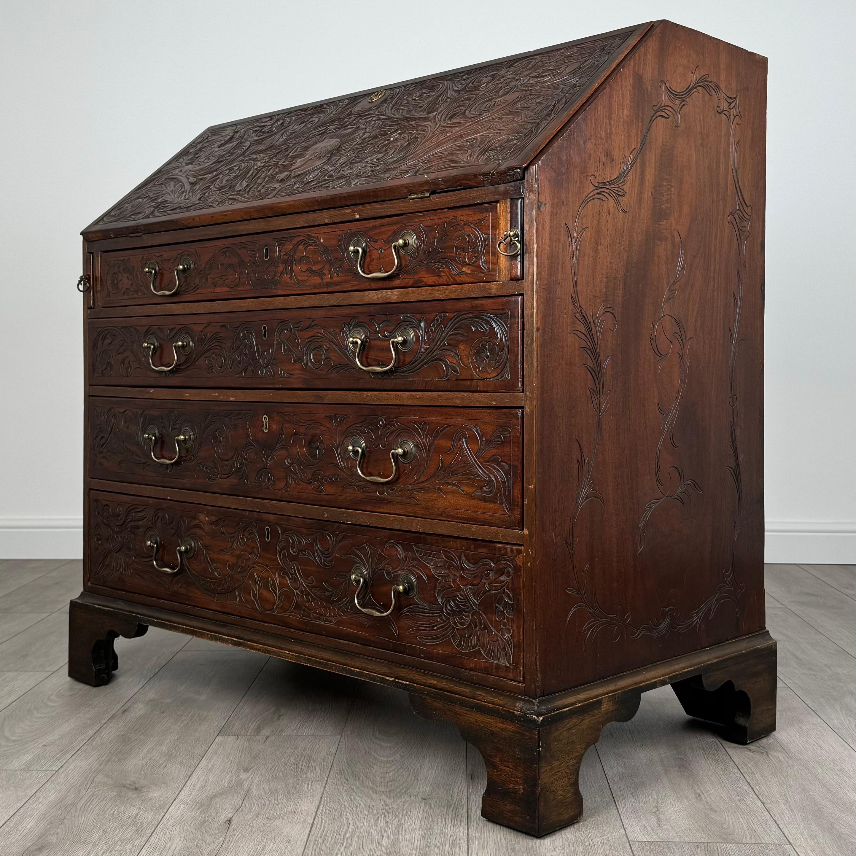Bureau ancien du 18ème siècle en chêne fortement sculpté (REF AF-3520) Bon état - En vente à Ledbury, GB