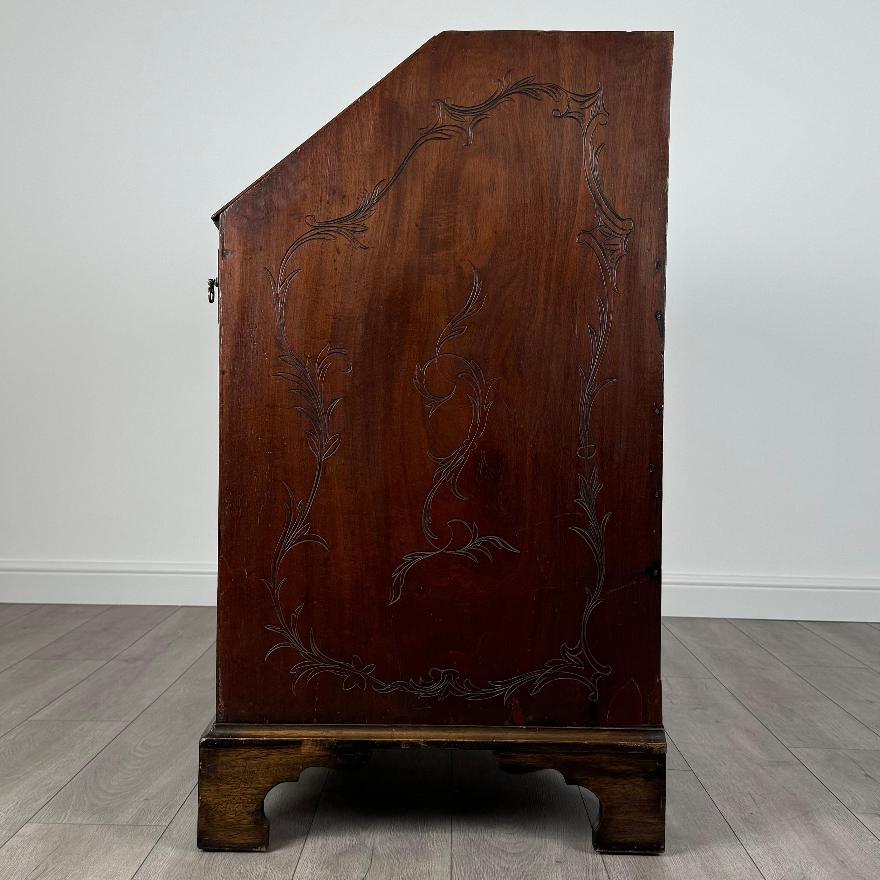 XVIIIe siècle et antérieur Bureau ancien du 18ème siècle en chêne fortement sculpté (REF AF-3520) en vente