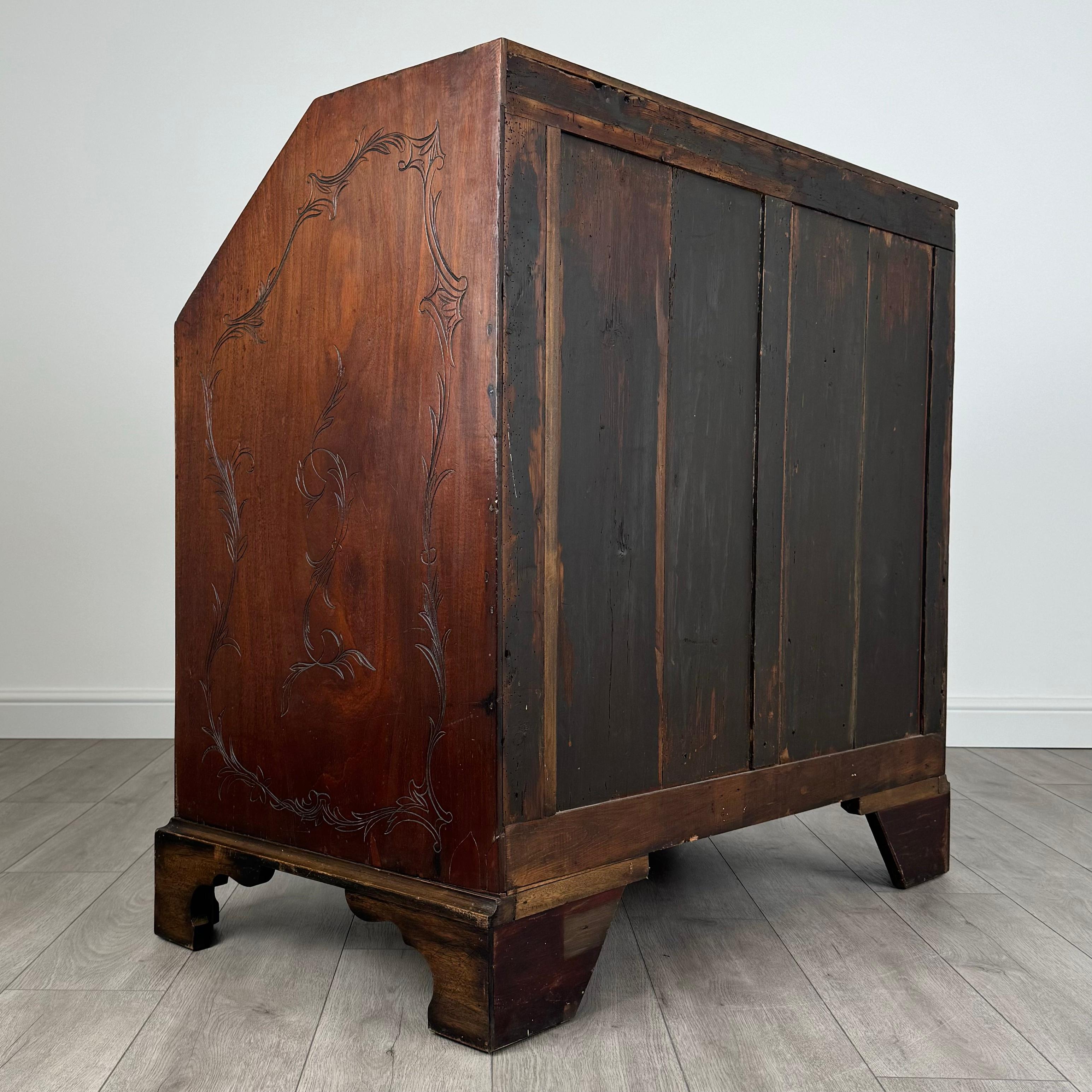 Chêne Bureau ancien du 18ème siècle en chêne fortement sculpté (REF AF-3520) en vente