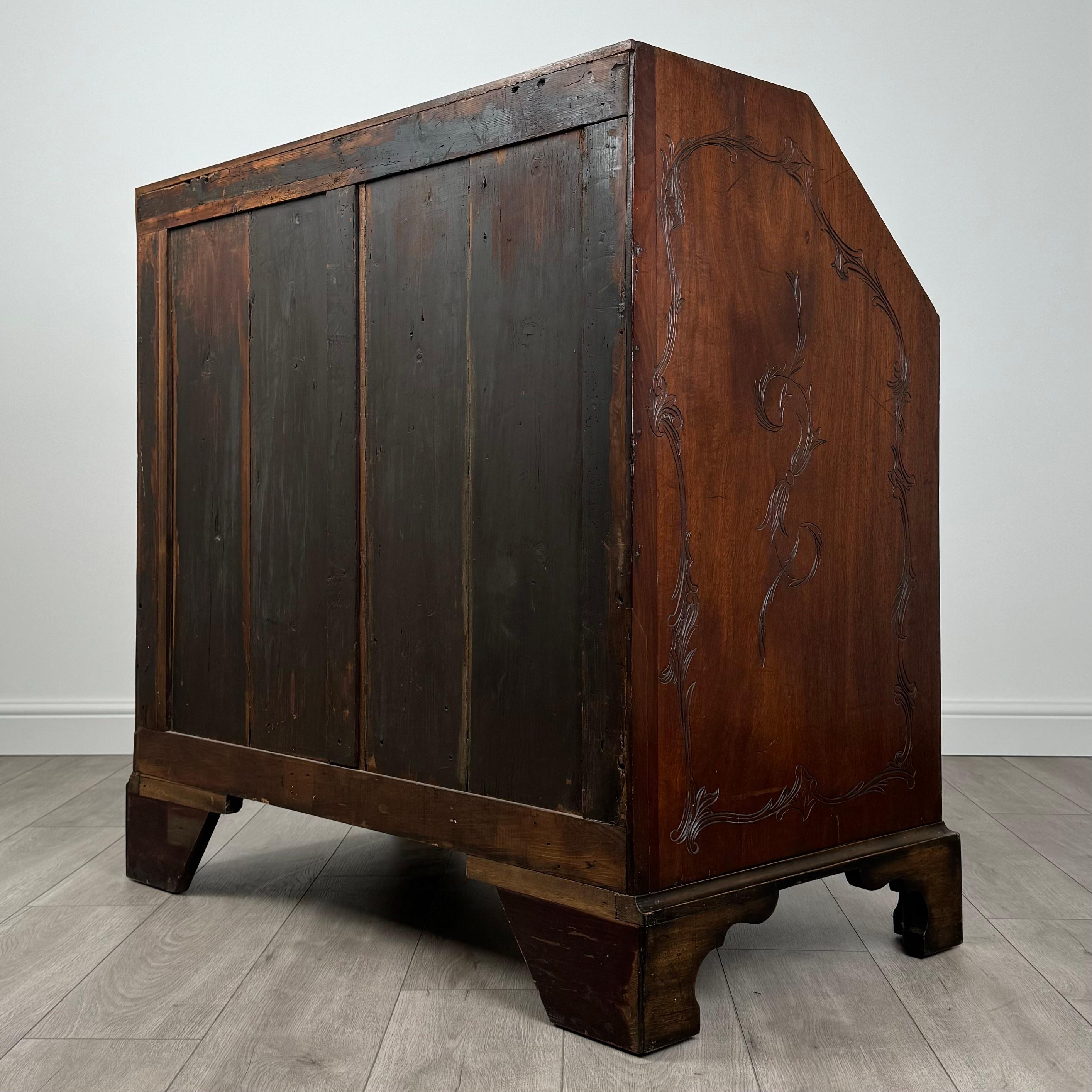 Bureau ancien du 18ème siècle en chêne fortement sculpté (REF AF-3520) en vente 2