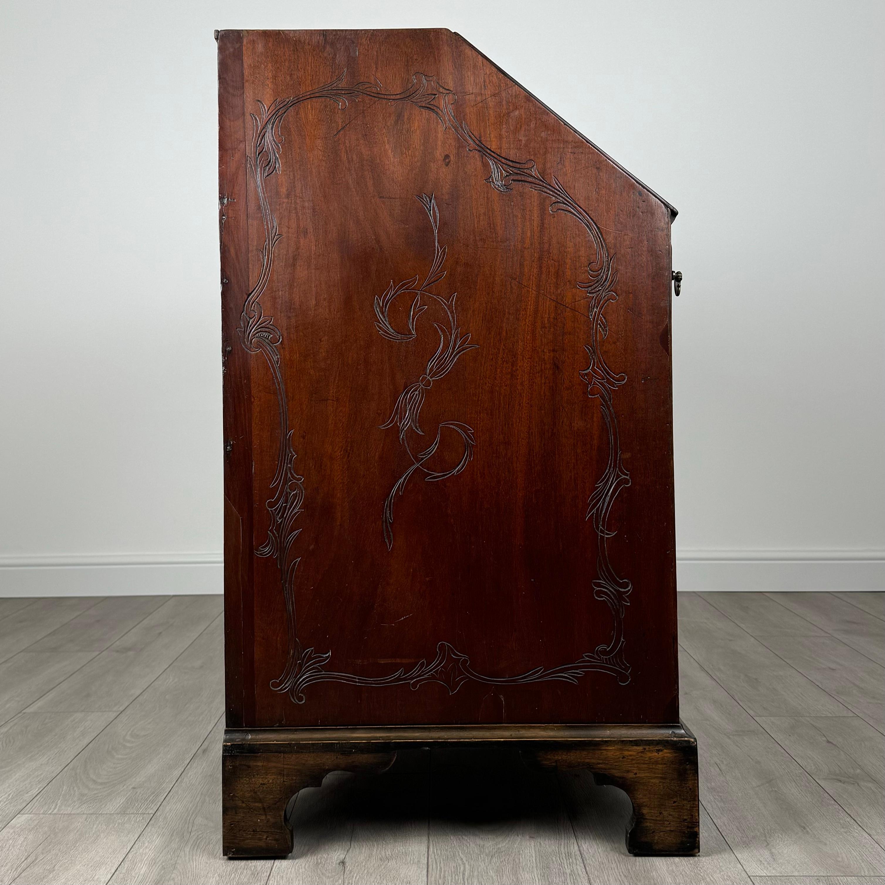 Bureau ancien du 18ème siècle en chêne fortement sculpté (REF AF-3520) en vente 3