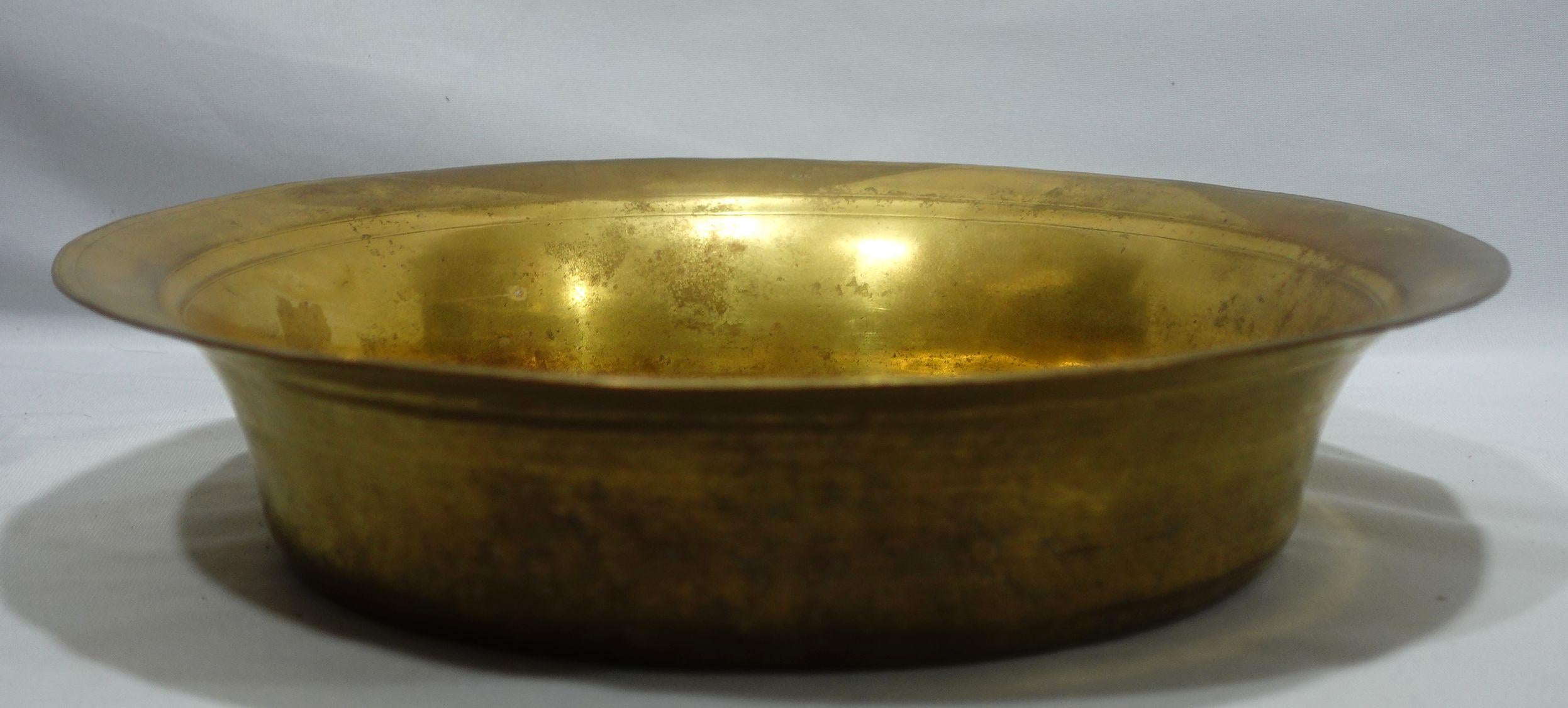 This is a large and old brass basin, thick and heavy gauge absolutely 100% hand-hammered brass made from the 18th century in British. It is a scarce item and a lovely classical form.
