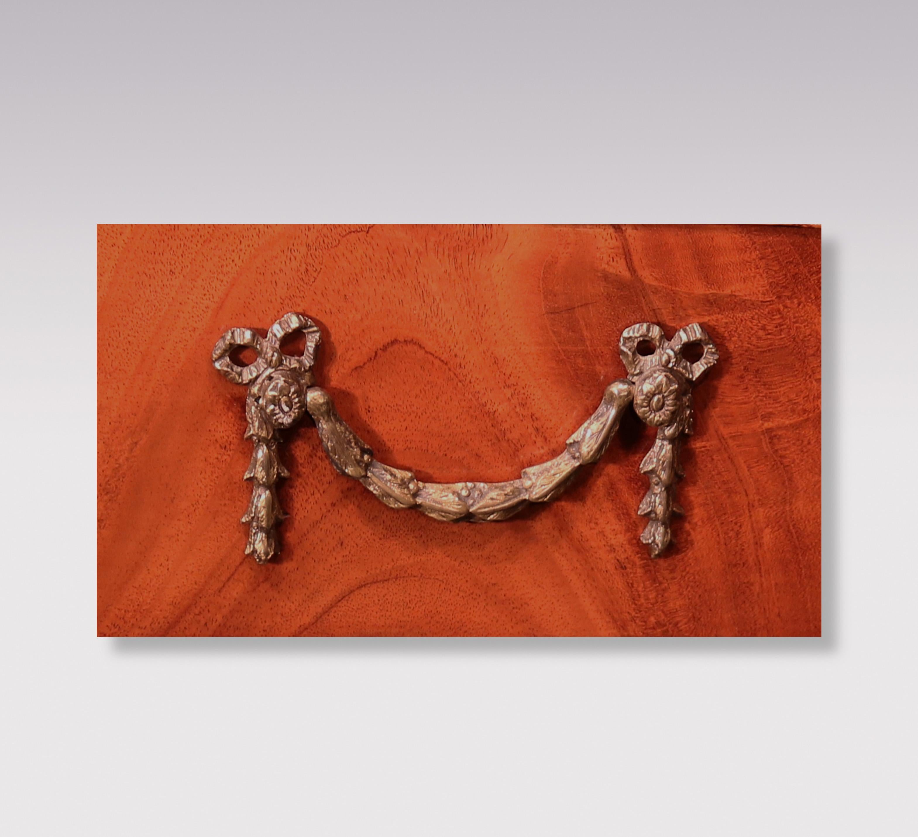 Antique 18th Century Hepplewhite Mahogany serpentine Chest. For Sale 3