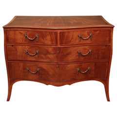 Ancienne commode serpentine Hepplewhite en acajou du 18ème siècle.