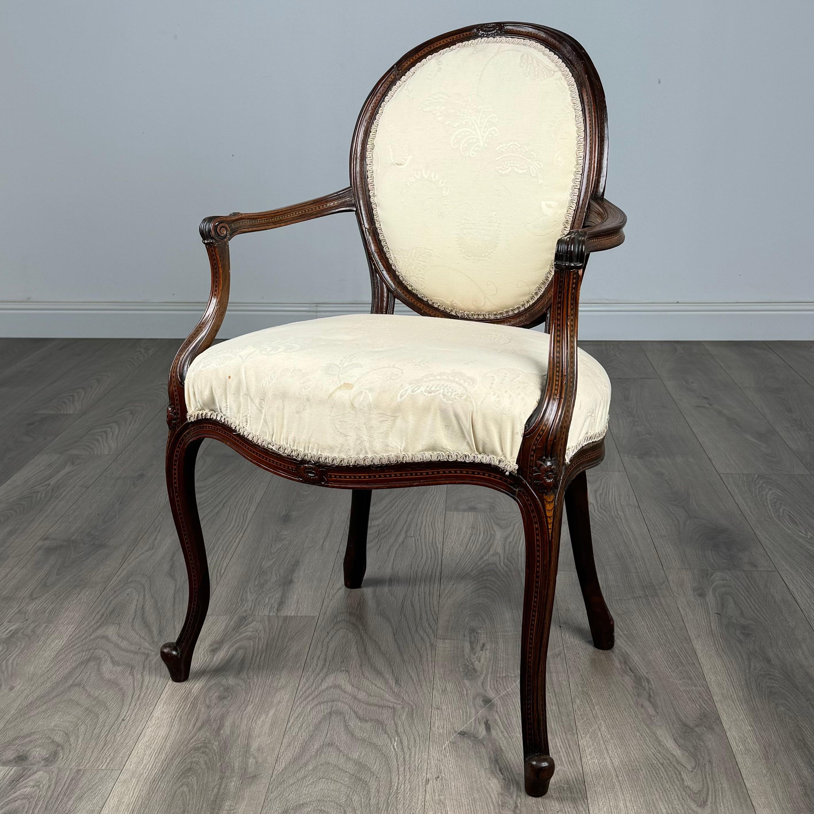 Rehaussez votre espace avec l'élégance intemporelle de ce fauteuil ouvert ancien du 18e siècle de la marque Eleg, qui évoque le charme des manoirs français. Fabriquée en acajou luxueux, cette chaise est un exemple étonnant d'artisanat raffiné et de