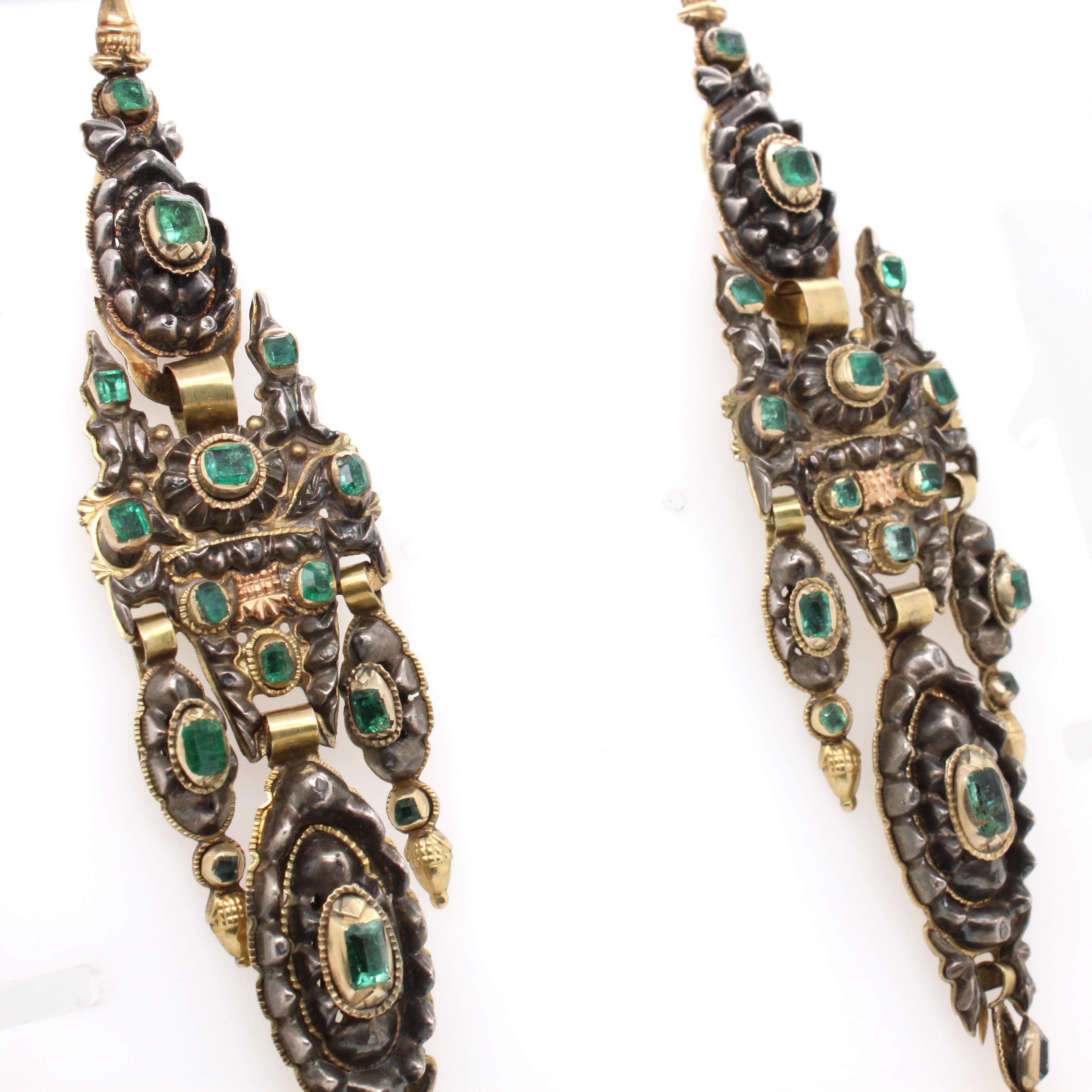 Antike iberische Smaragd-Kronleuchter-Ohrringe aus dem 18. Jahrhundert (Antiker Kissenschliff) im Angebot