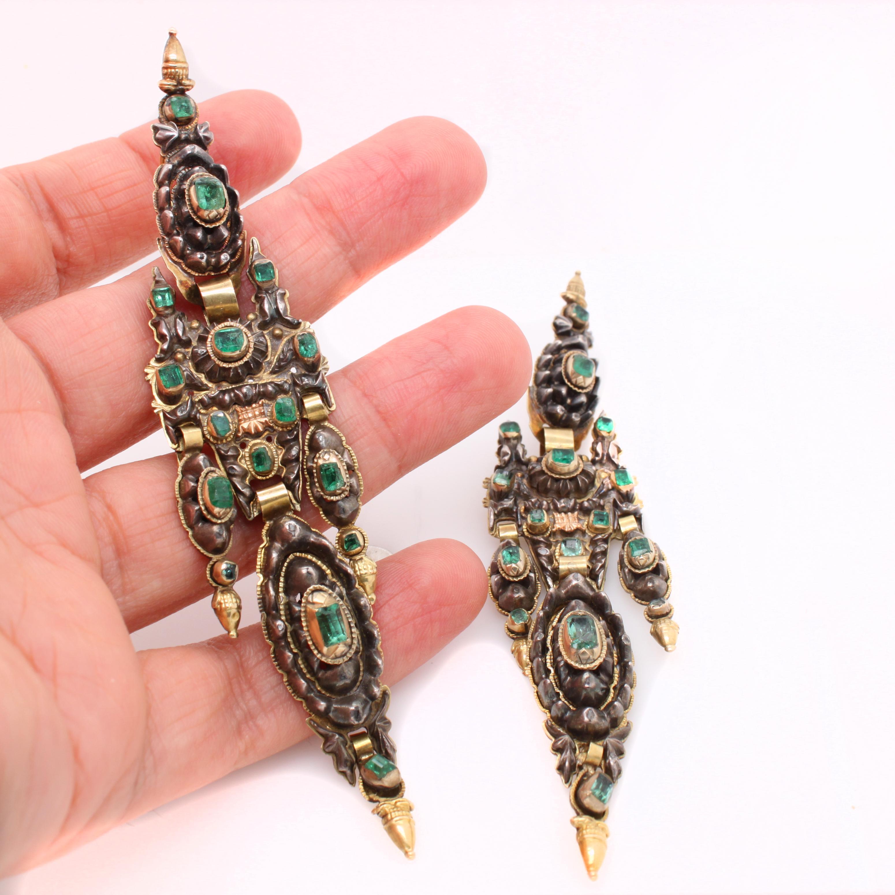 Antike iberische Smaragd-Kronleuchter-Ohrringe aus dem 18. Jahrhundert im Angebot 1
