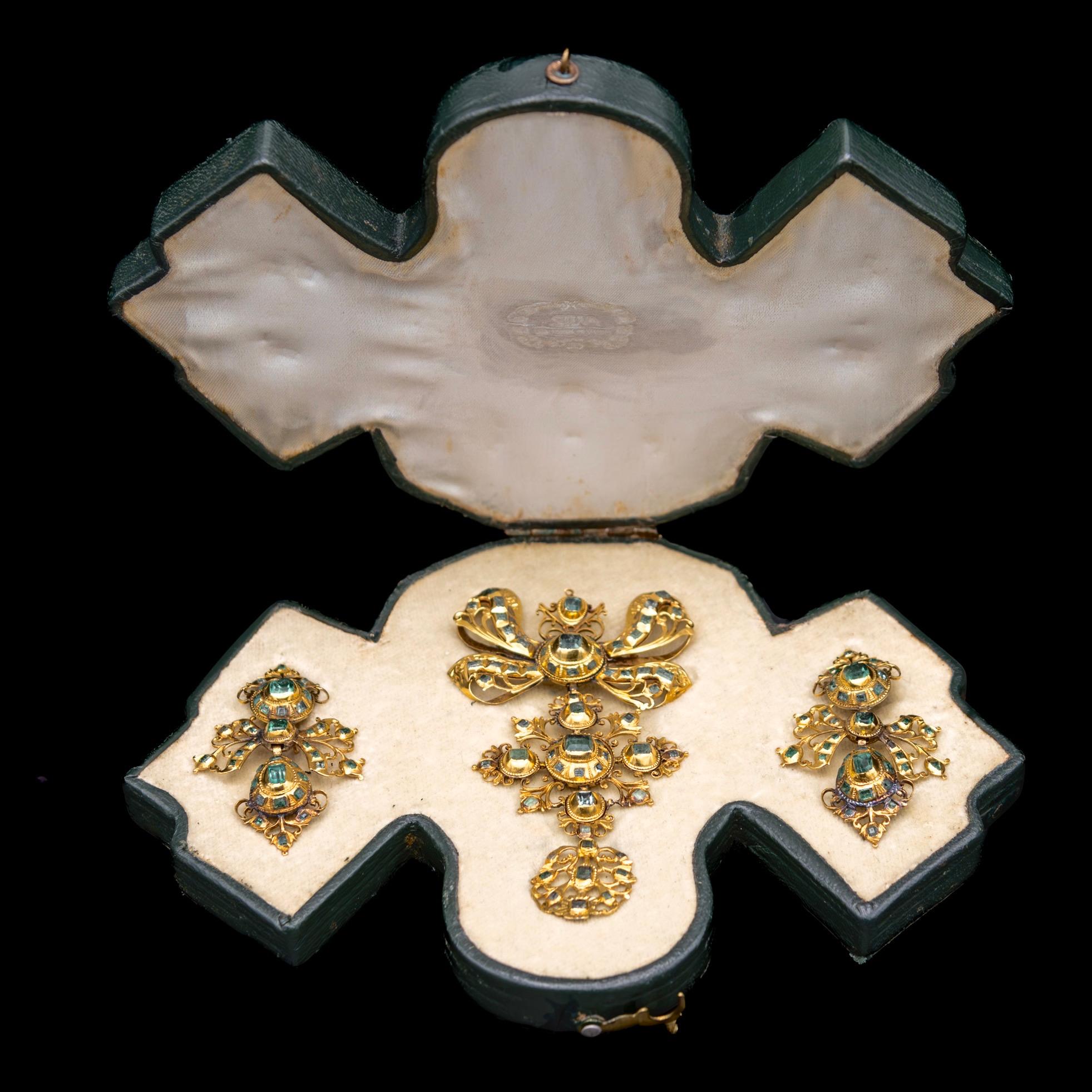 Antiguo demi-parure de esmeralda ibérica del siglo XVIII compuesto por pendientes y broche/colgante en oro amarillo, con sellos de España y acompañado de estuche de cuero ajustado. Deléitate con el encanto intemporal de este exquisito demi-parure de