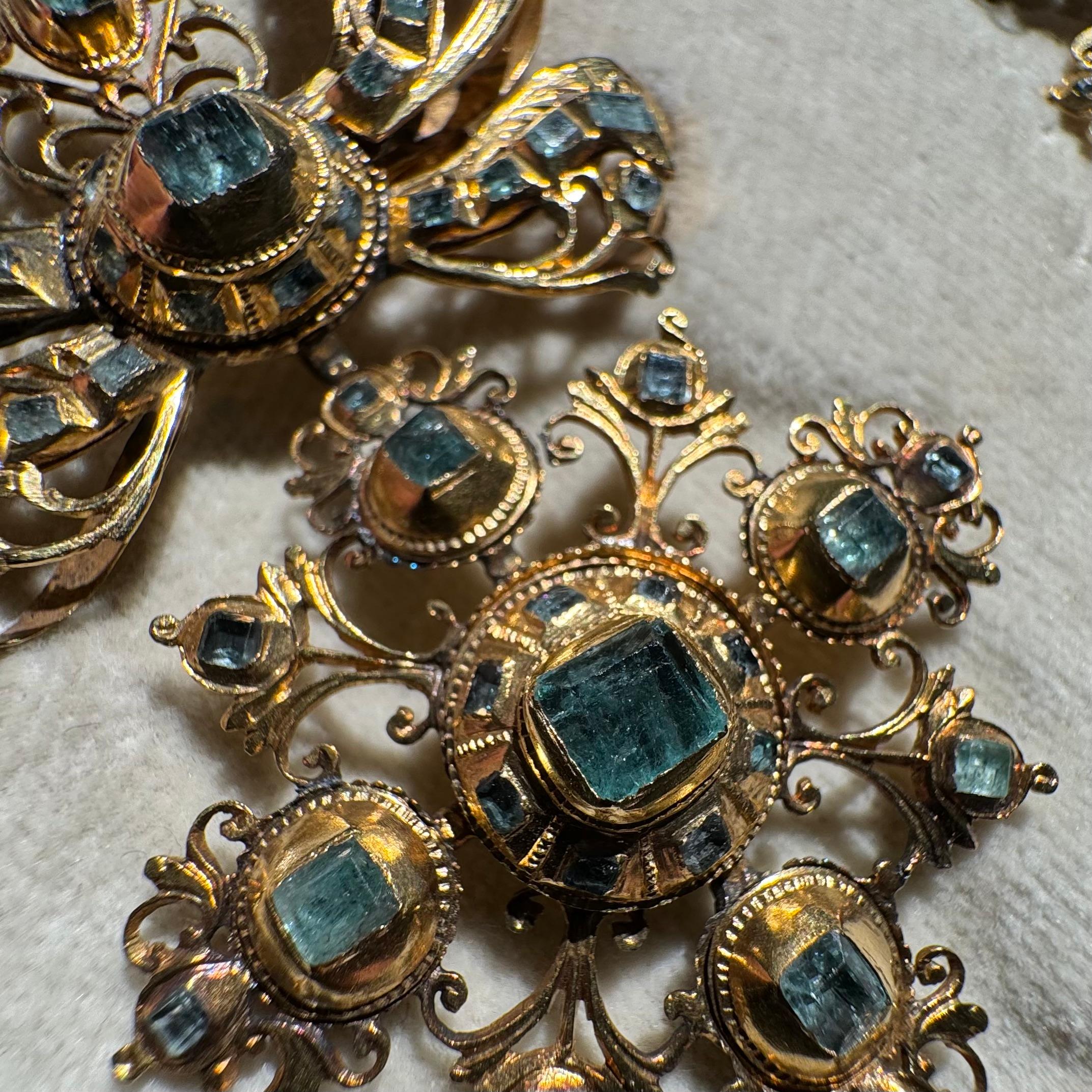 Antiguo Siglo XVIII Esmeralda Ibérica Pendientes Broche/Pendiente Demi Parure Español en Bueno estado para la venta en Lisbon, PT