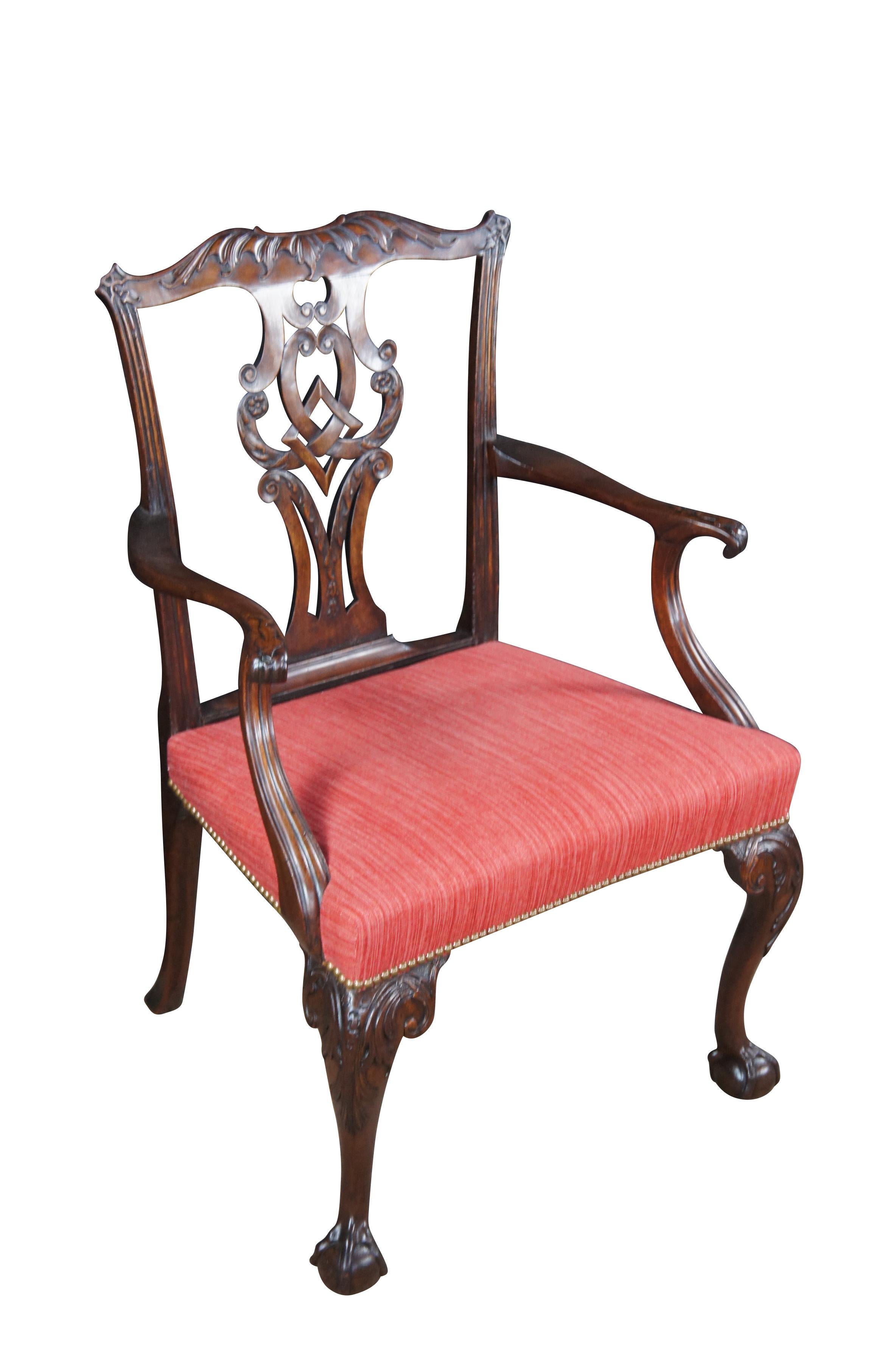 Antiguo Sillón Chippendale Irlandés del Siglo XVIII.  De caoba, con barandilla de cresta tallada en forma de serpentina, con orejas talladas caladas, sobre una tablilla en forma de urna entrelazada y calada, con tallas de acanto en forma de volutas,