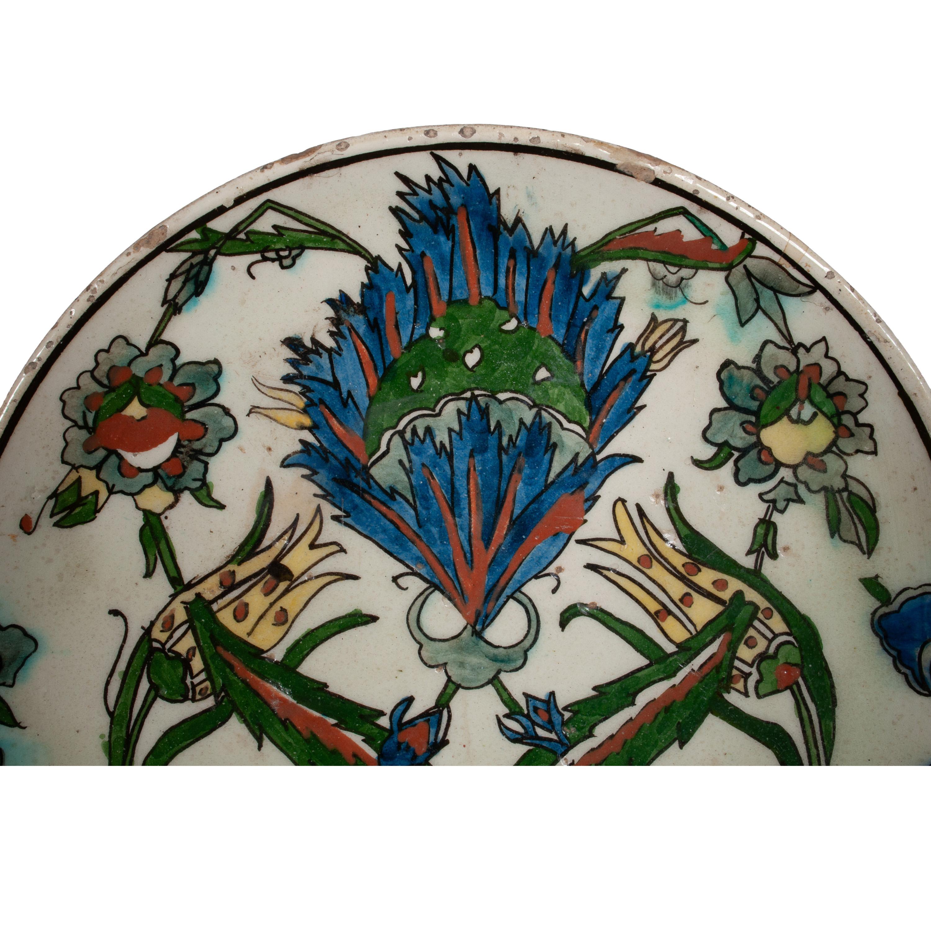 Milieu du XVIIIe siècle Ancienne assiette en poterie Iznik Kutayha Ottomane Islamique du 18ème siècle Turquie 1750 en vente