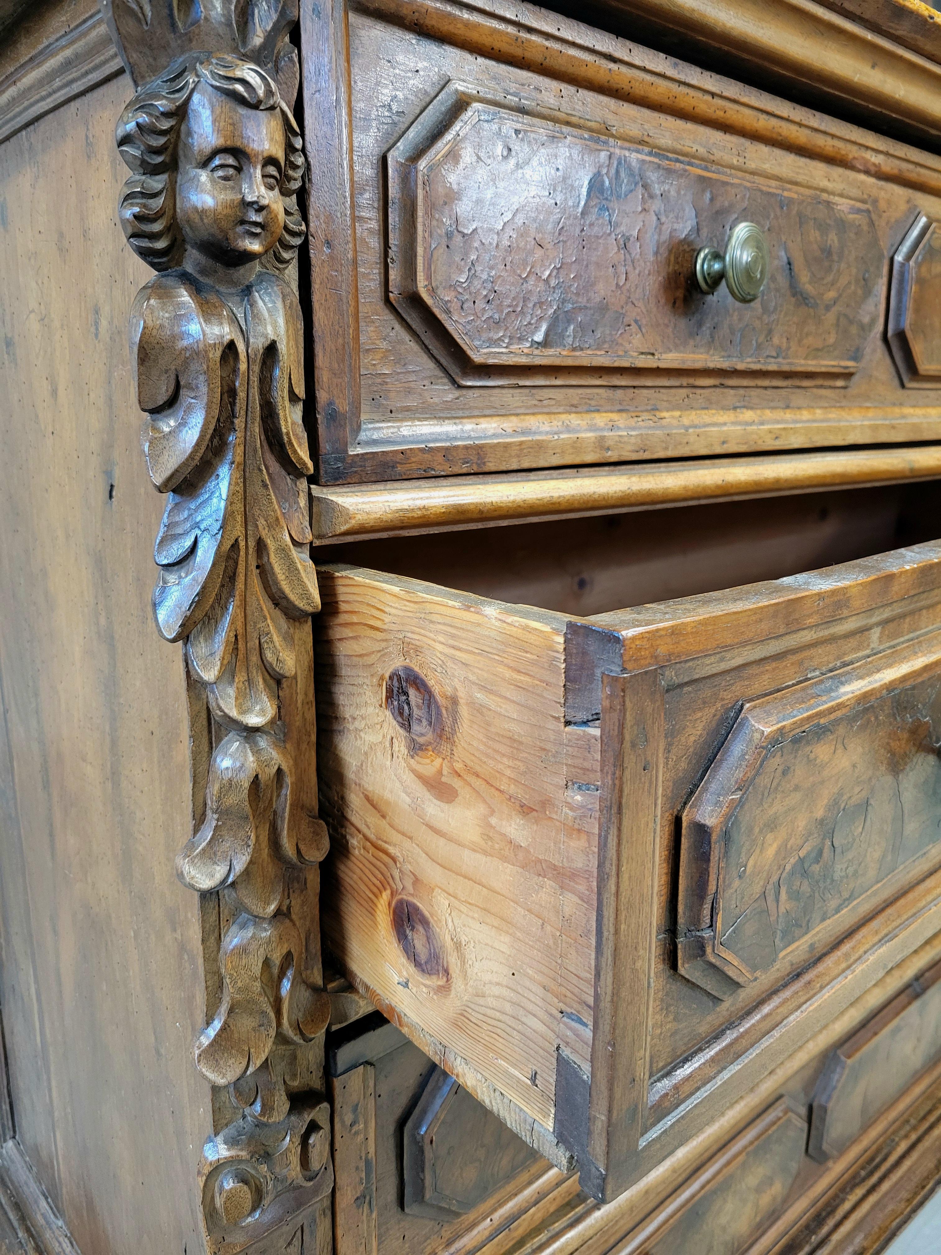 Antike italienische Kommode aus Wurzelholz und Nussbaumholz aus dem 18. Jahrhundert (Bergamo, Lombardei) im Angebot 2